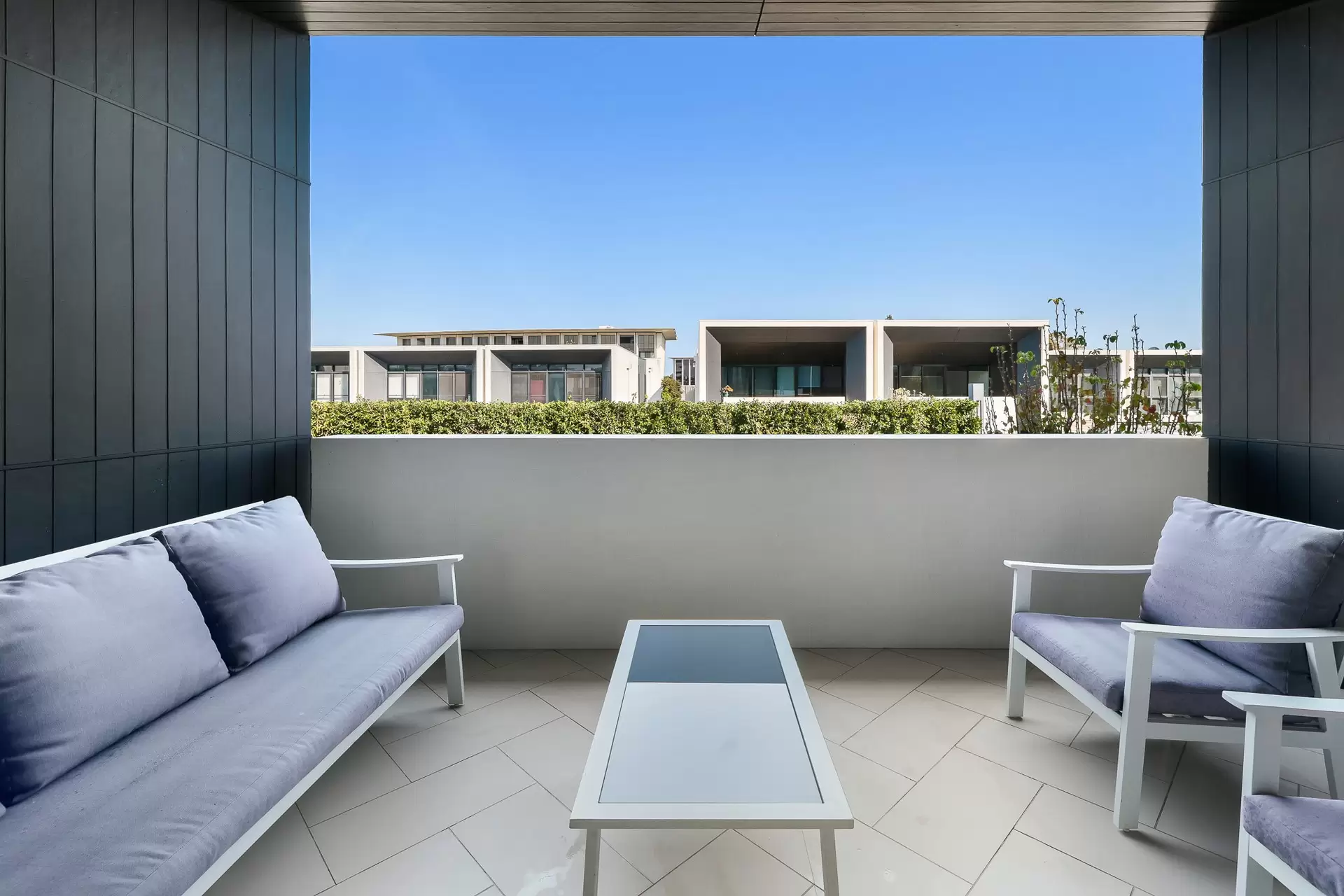 22 Theatre Drive, Benowa Sold by  - image 1