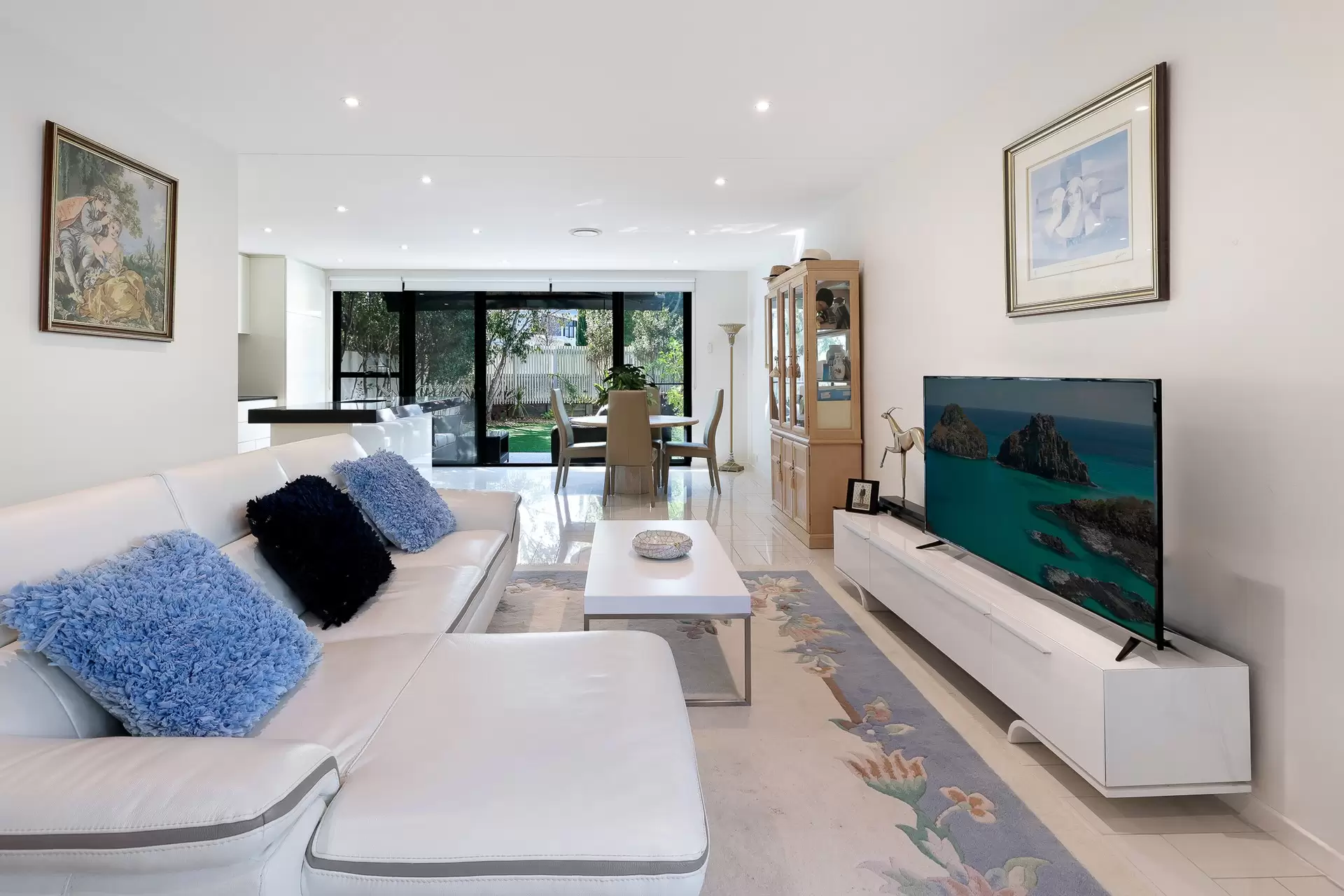 22 Theatre Drive, Benowa Sold by  - image 1