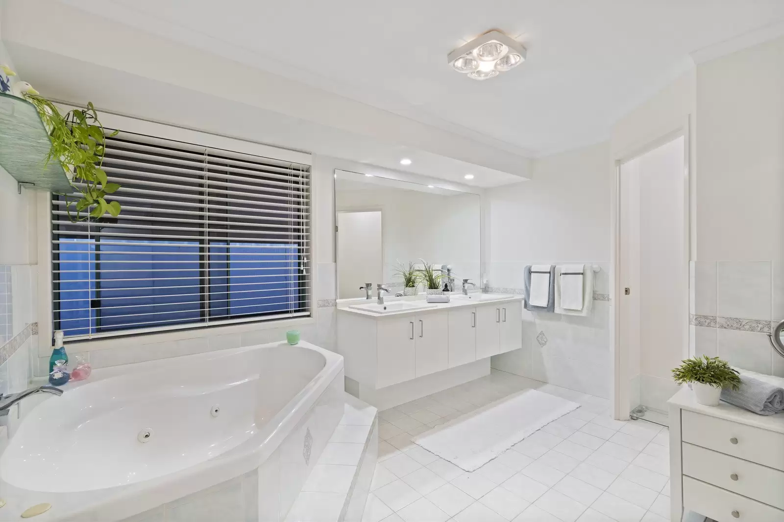 16 Piermont Place, Raby Bay Sold by Queensland Sotheby's International Realty - image 1