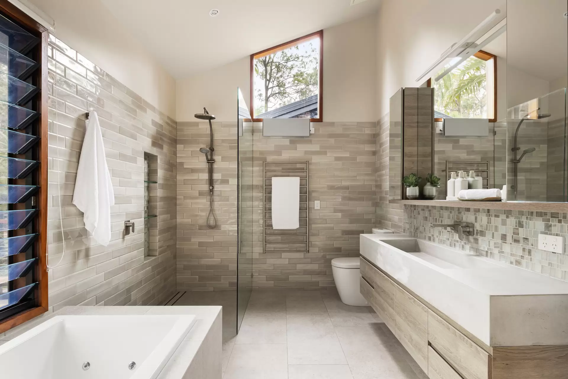 223 Moxon Road, Burbank Sold by Queensland Sotheby's International Realty - image 1