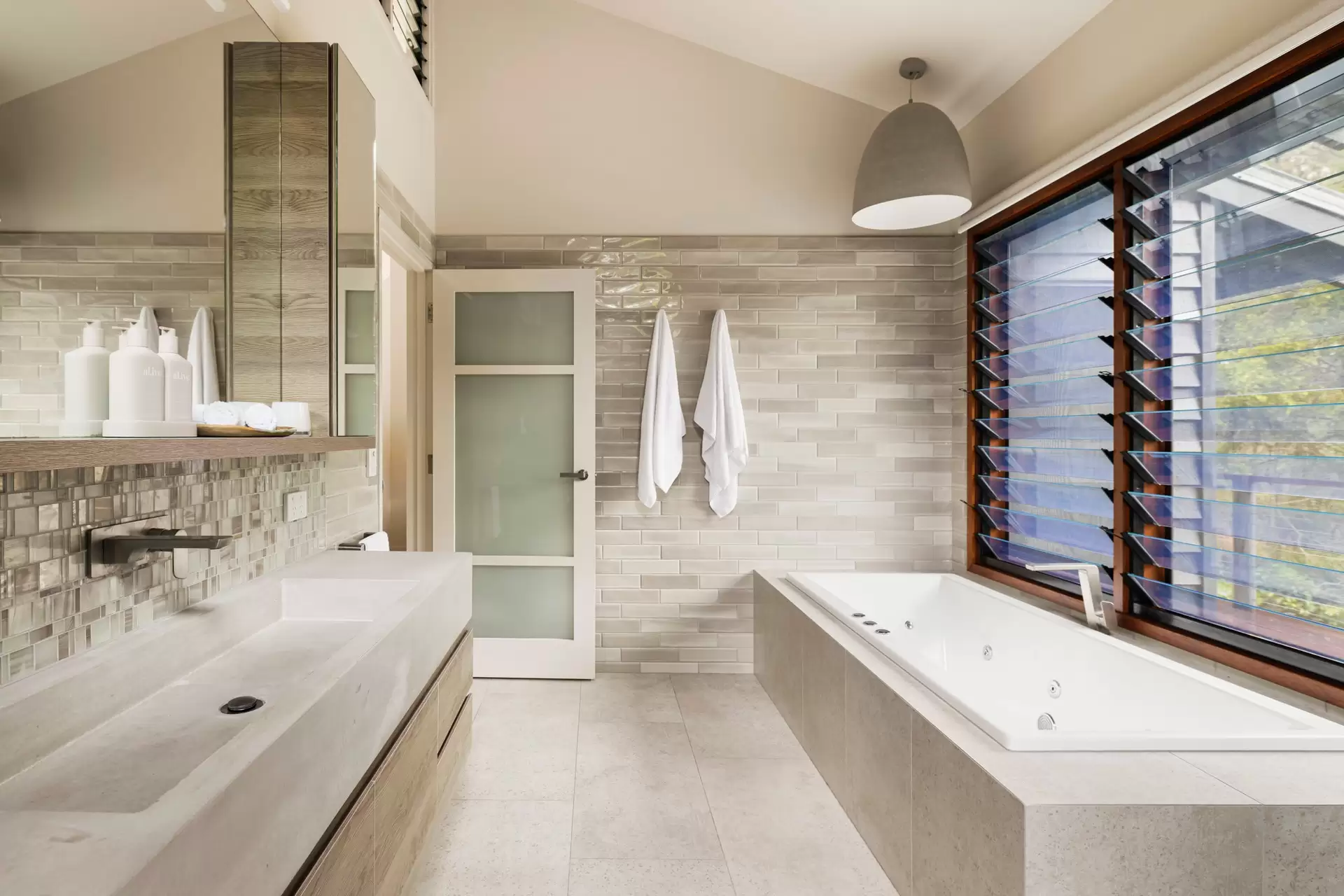 223 Moxon Road, Burbank Sold by Queensland Sotheby's International Realty - image 1