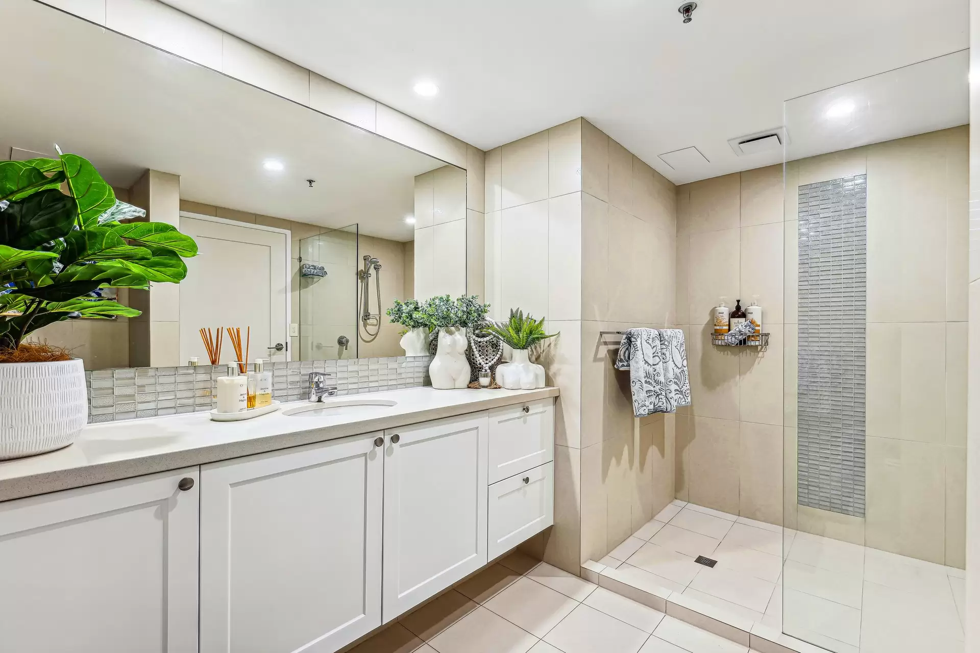 2302/1 Peak Avenue, Main Beach Sold by Queensland Sotheby's International Realty - image 1