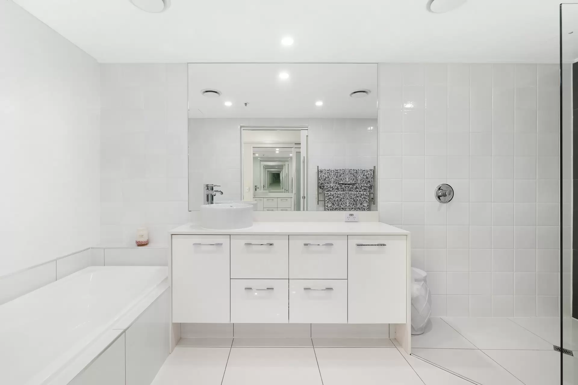 1061/1 Lennie Avenue, Main Beach Sold by Queensland Sotheby's International Realty - image 1
