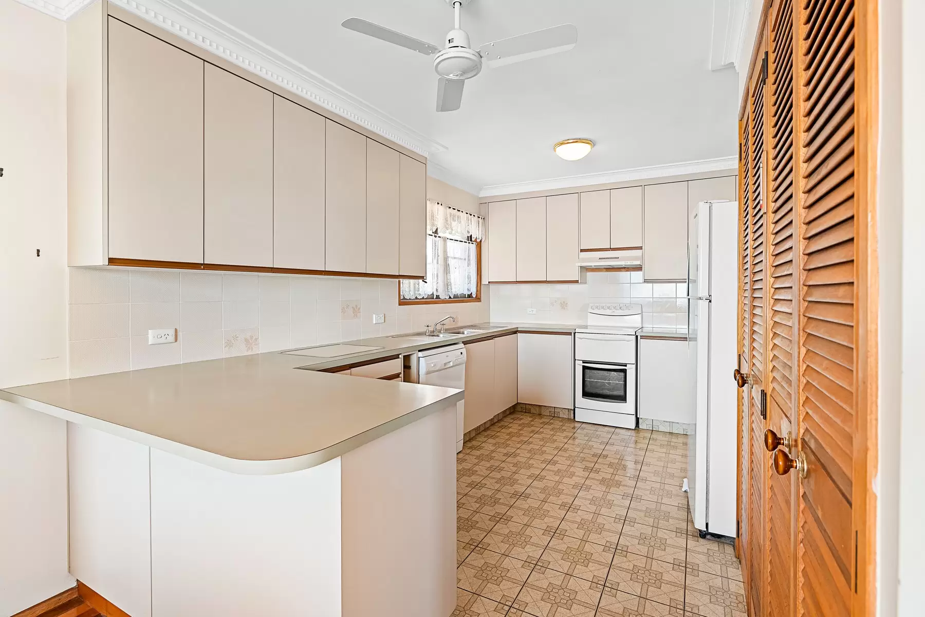 11 Compass Court, Raby Bay Sold by Queensland Sotheby's International Realty - image 1