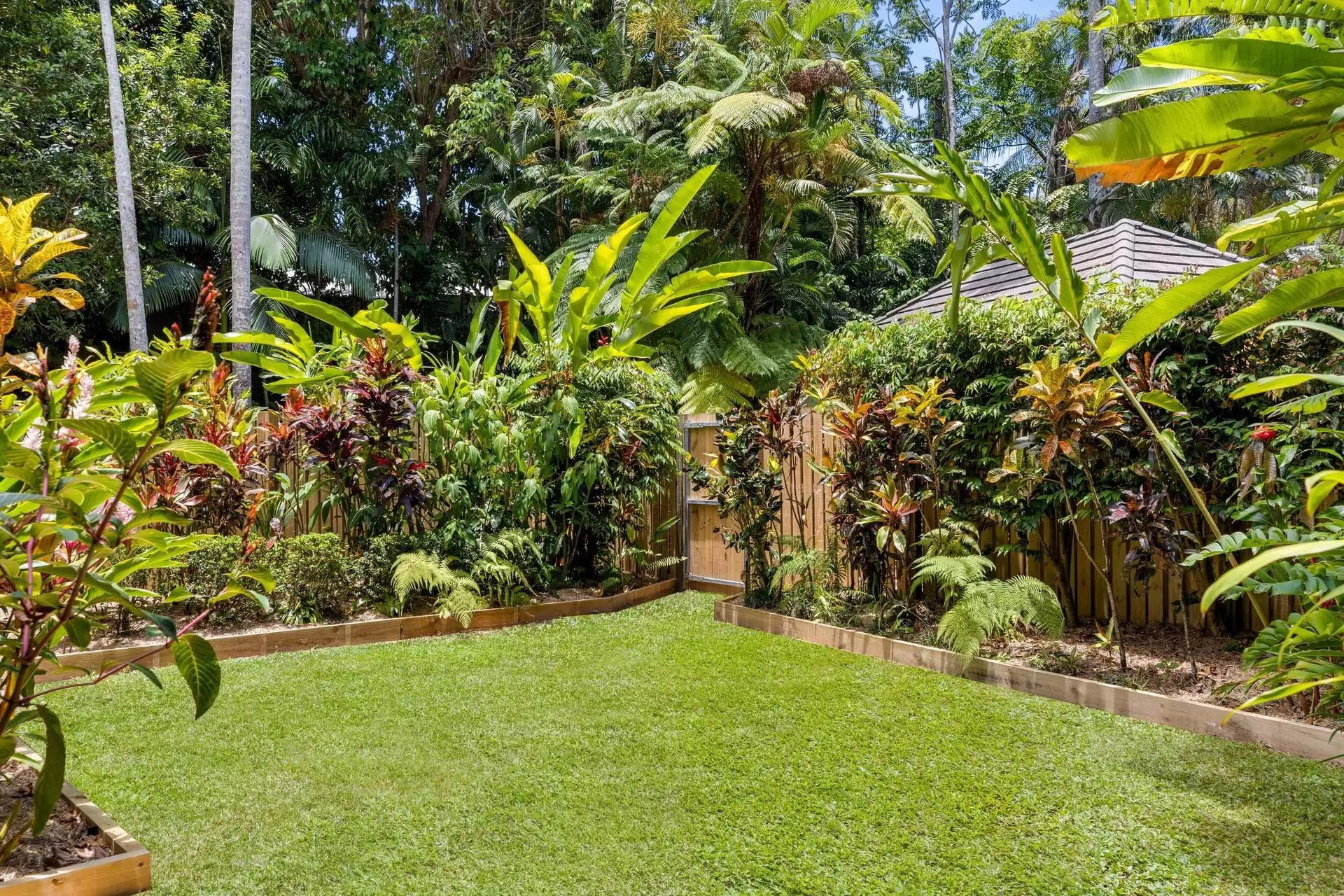 7/18-28 St Crispins Avenue, Port Douglas Sold by Queensland Sotheby's International Realty - image 1