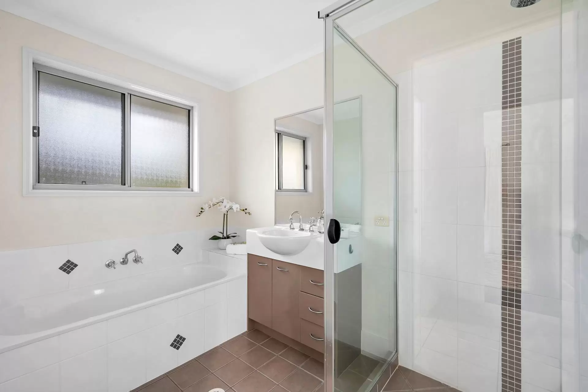 5 Lakeside Drive, Peregian Springs Sold by Queensland Sotheby's International Realty - image 1