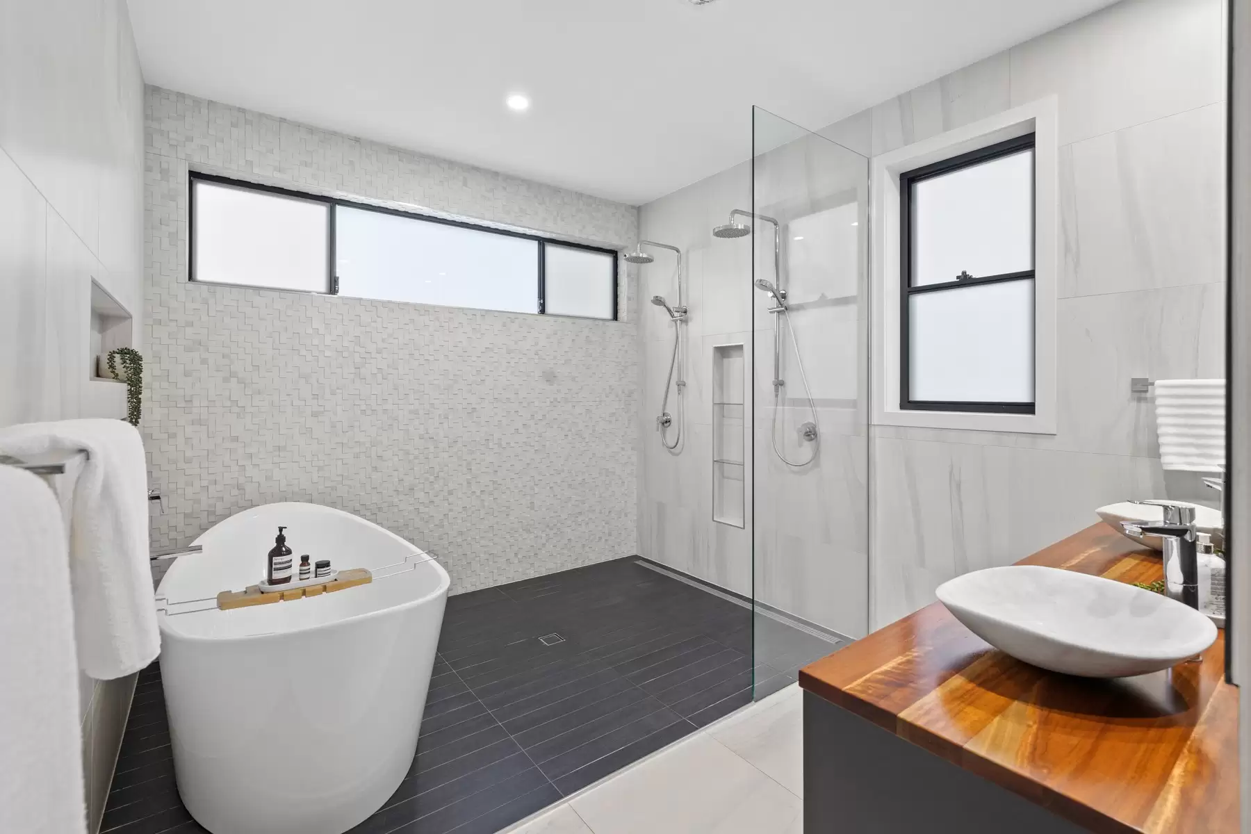 18 Morris Street, Ormiston Sold by Queensland Sotheby's International Realty - image 1