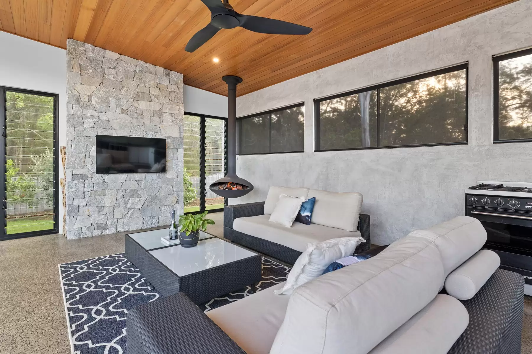 18 Morris Street, Ormiston Sold by Queensland Sotheby's International Realty - image 1