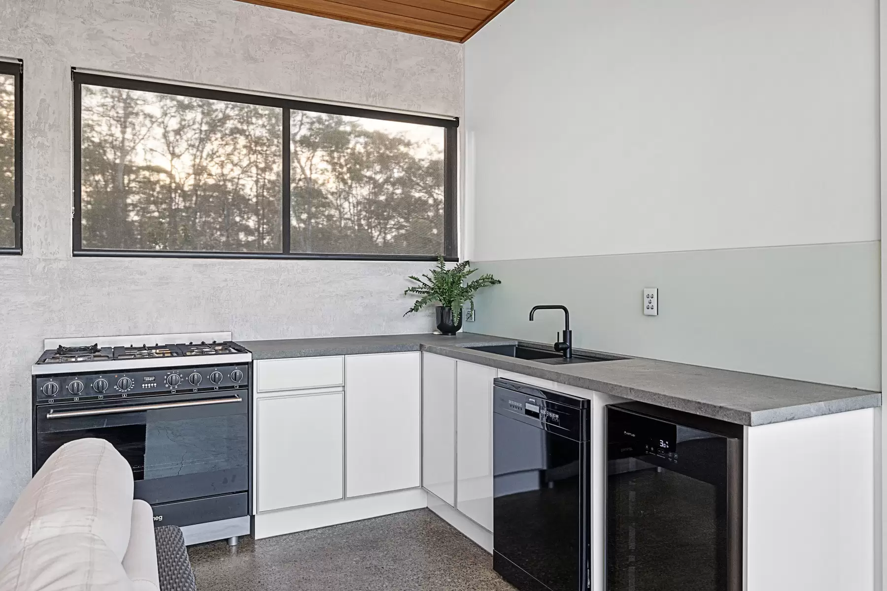 18 Morris Street, Ormiston Sold by Queensland Sotheby's International Realty - image 1
