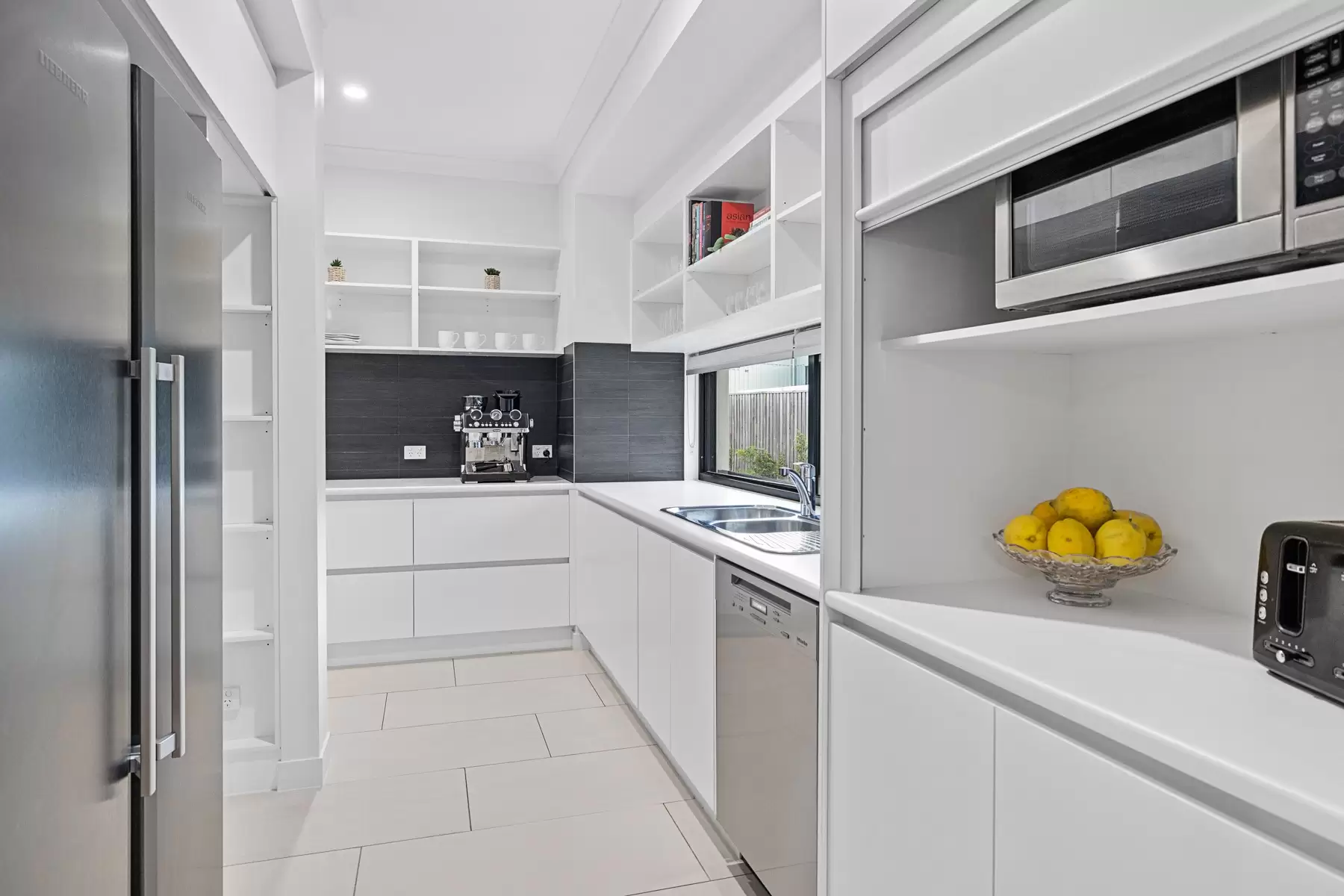 18 Morris Street, Ormiston Sold by Queensland Sotheby's International Realty - image 1