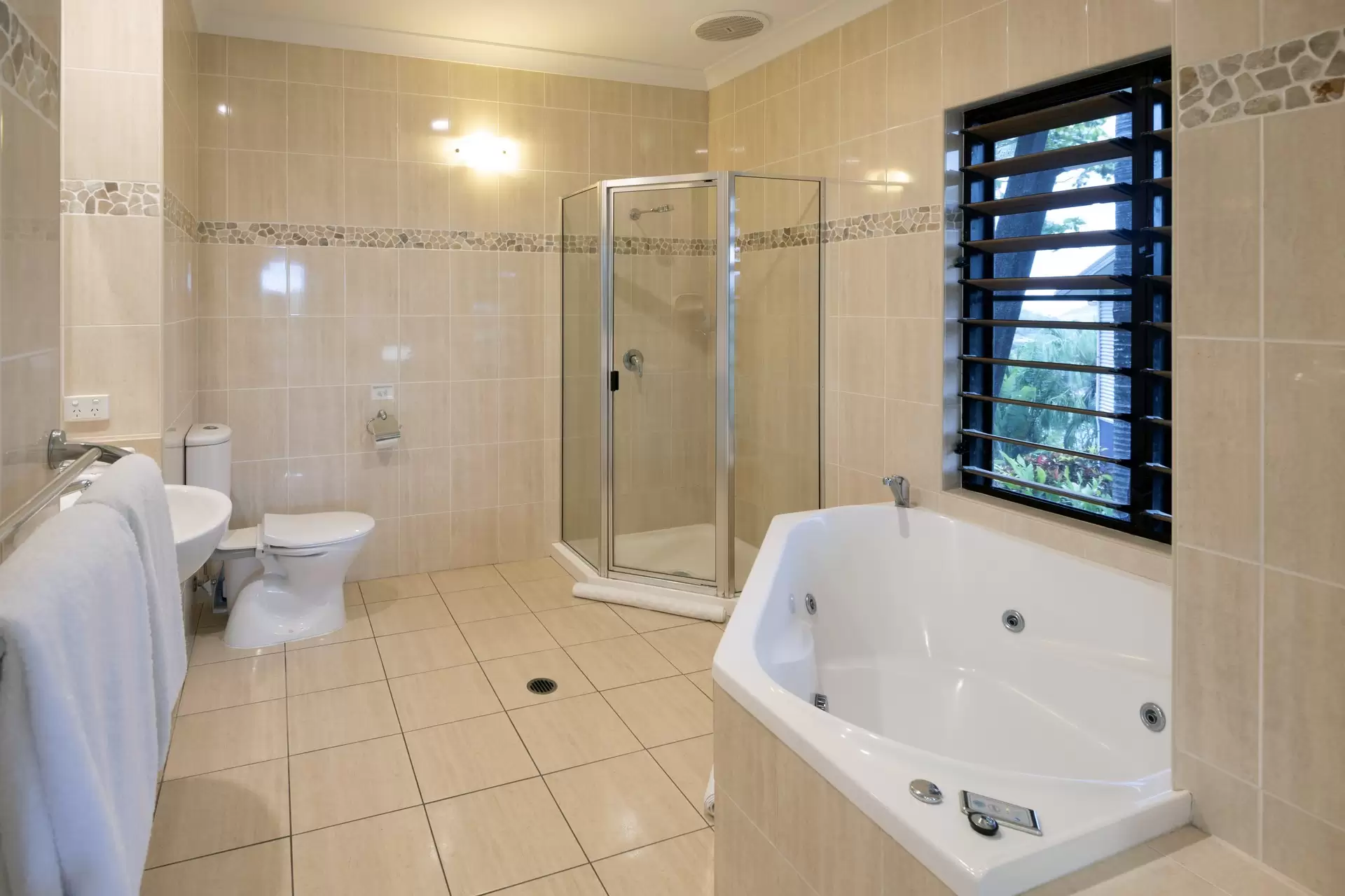 3/6 Banksia Court, Hamilton Island Sold by Queensland Sotheby's International Realty - image 1
