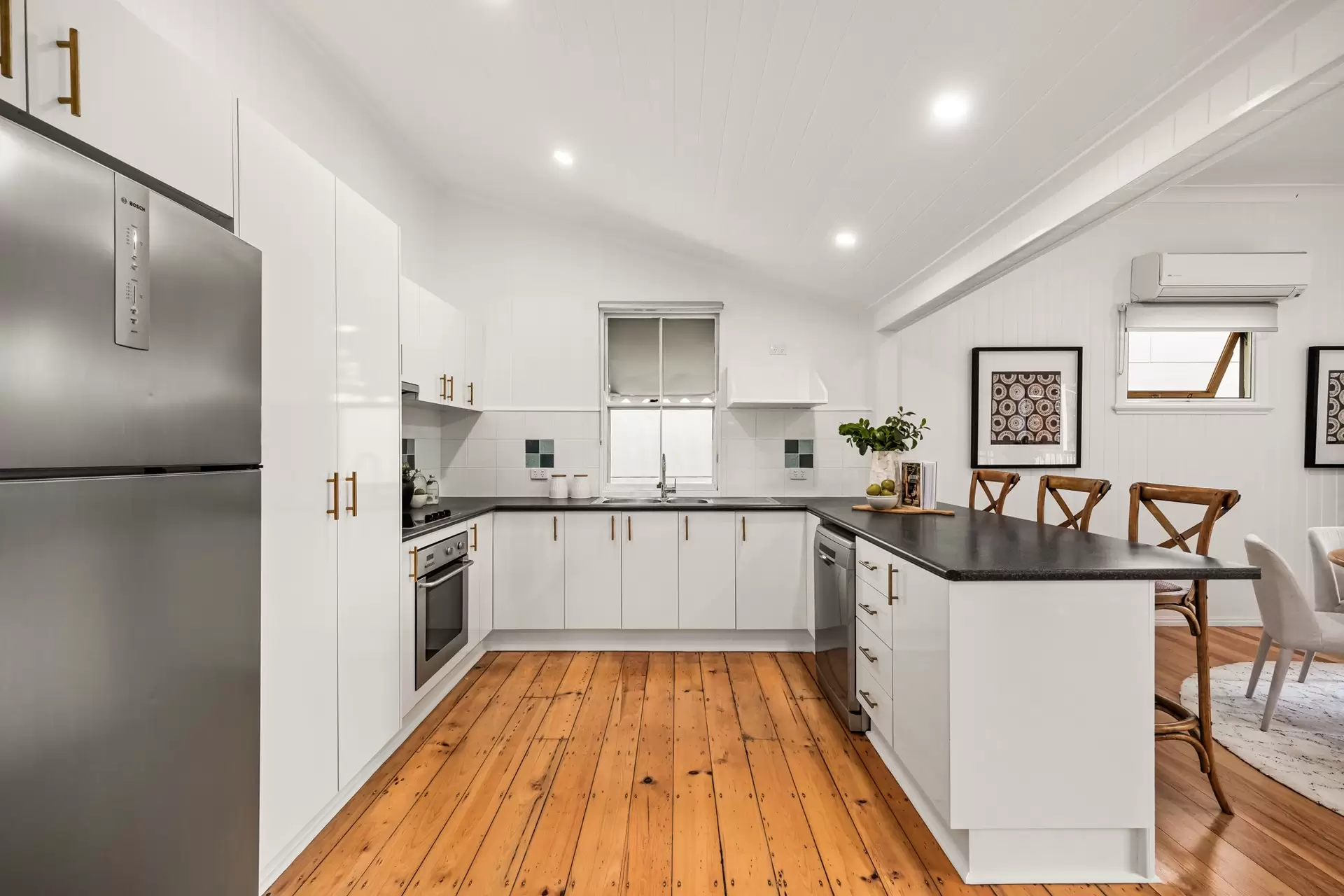 18 Eversley Terrace, Yeronga Sold by  - image 1