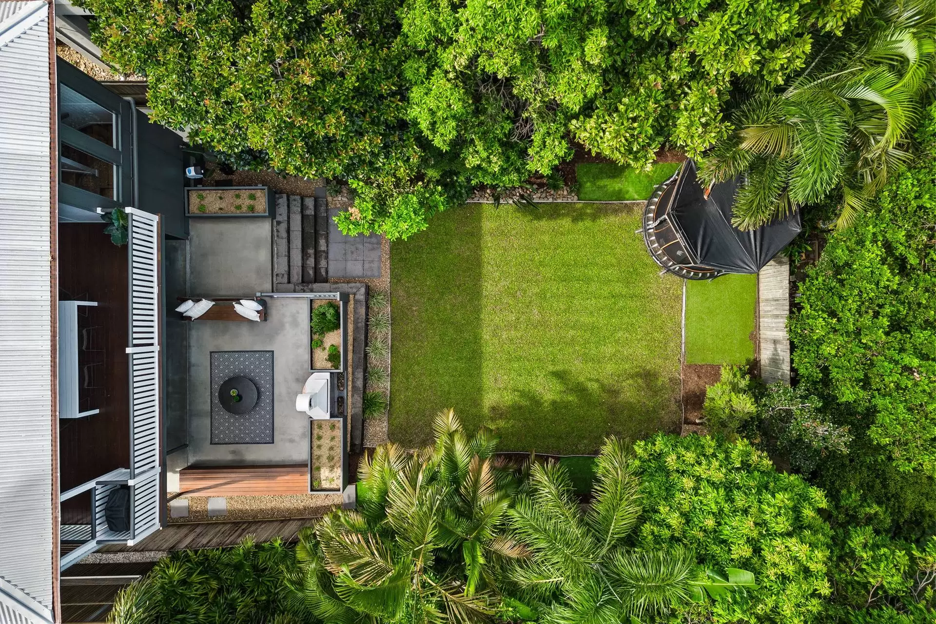 18 Eversley Terrace, Yeronga Sold by Queensland Sotheby's International Realty - image 1