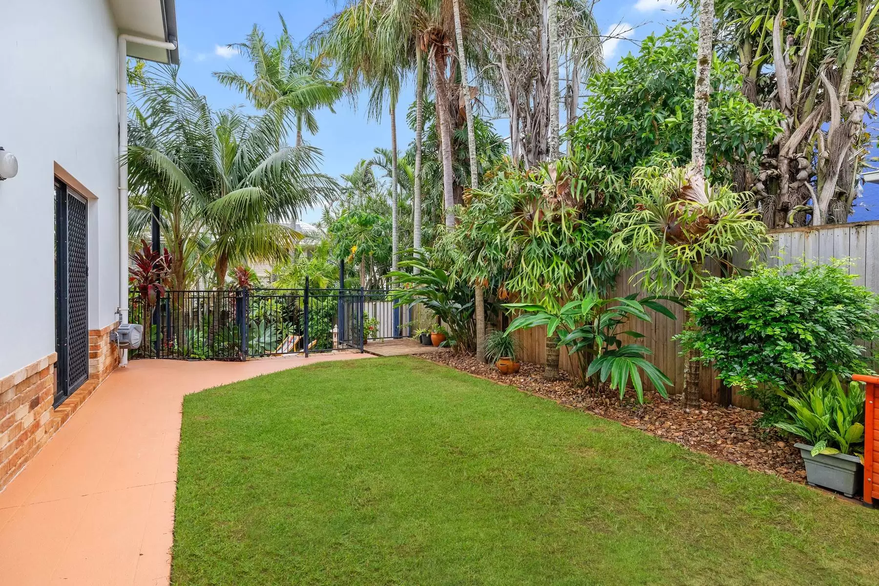 6 The Rampart, Redland Bay Sold by  - image 1