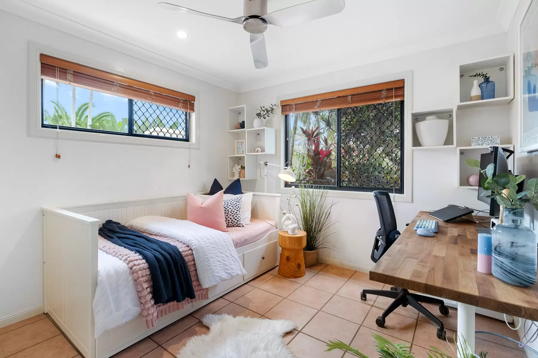 6 The Rampart, Redland Bay Sold by Queensland Sotheby's International Realty - image 1