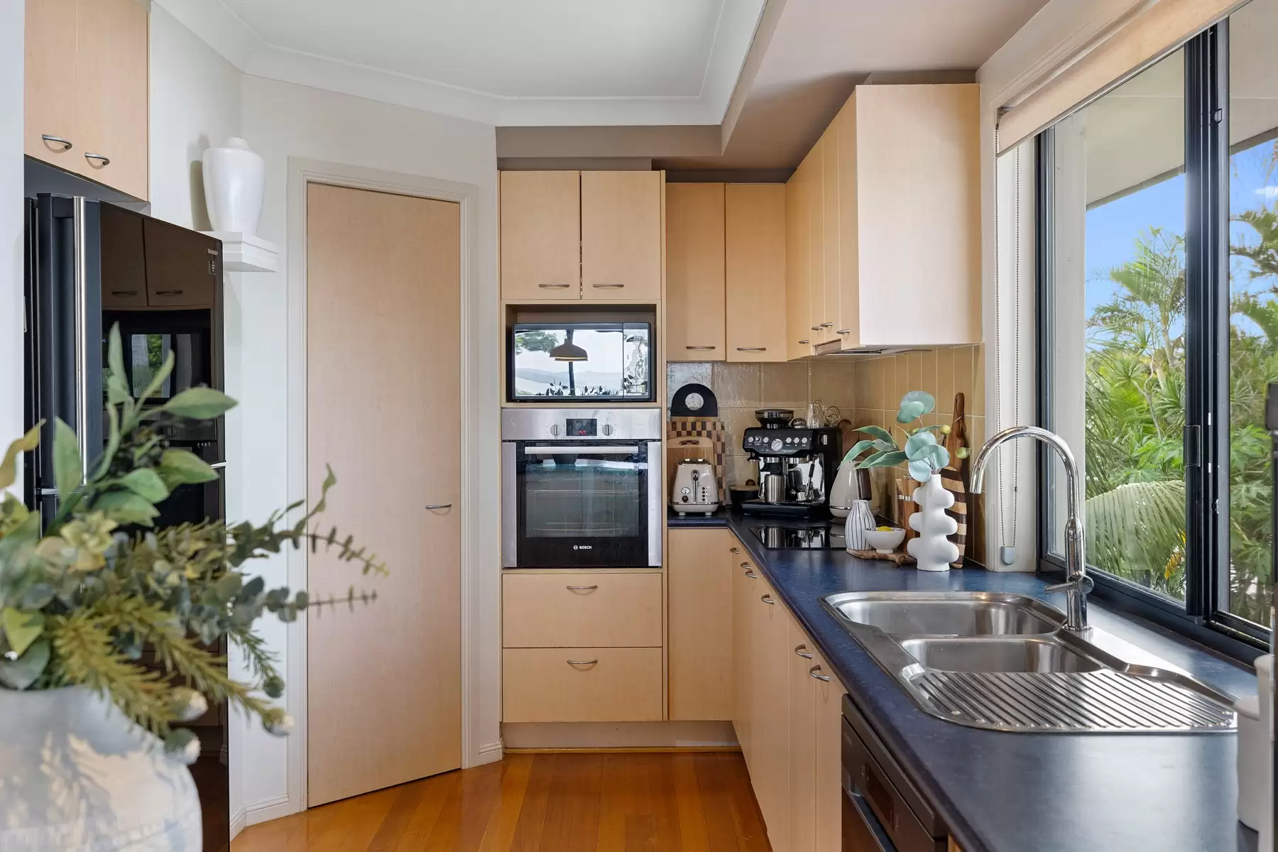 6 The Rampart, Redland Bay Sold by Queensland Sotheby's International Realty - image 1