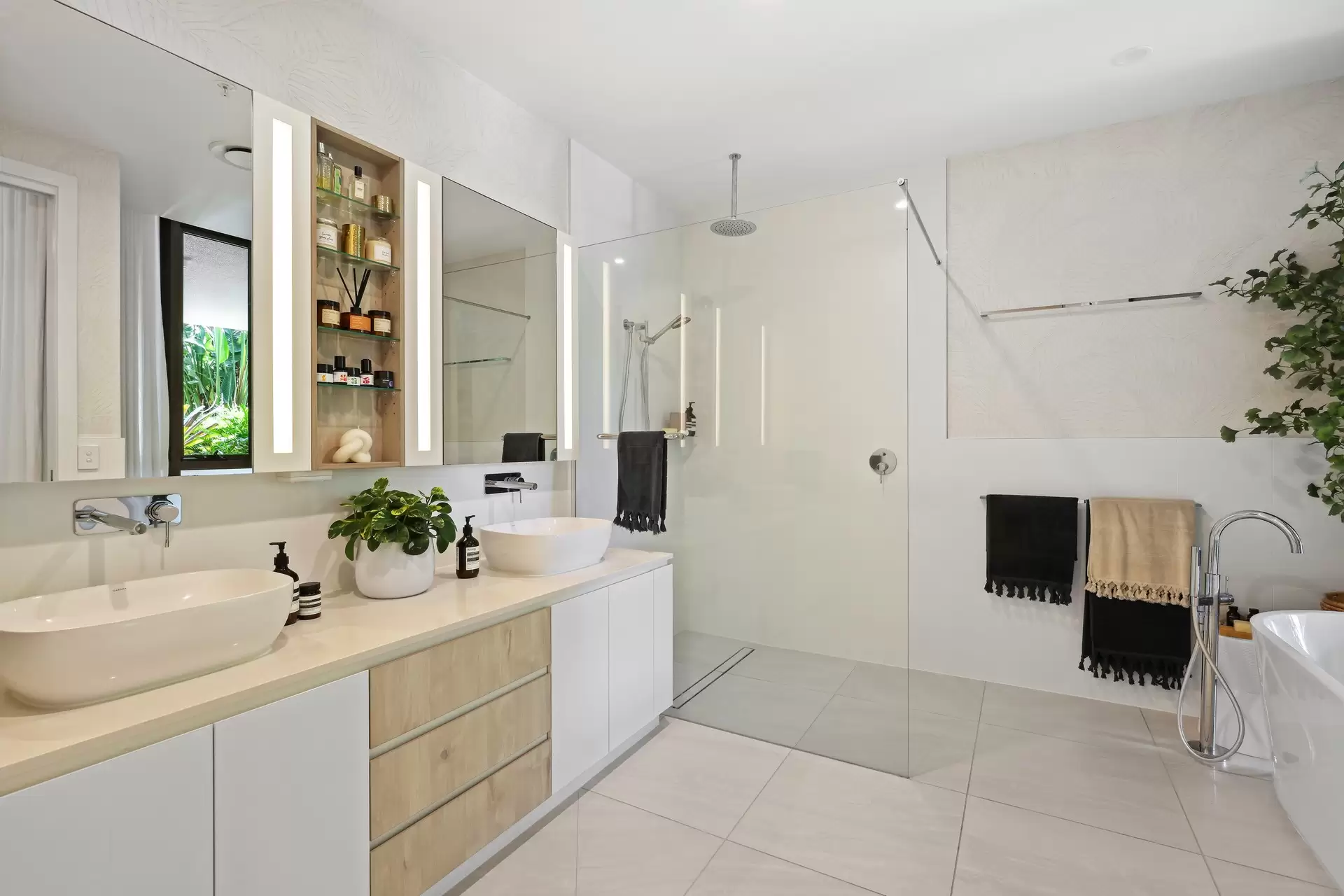101/Cerulean 5 Pacific Street, Main Beach Sold by Queensland Sotheby's International Realty - image 1
