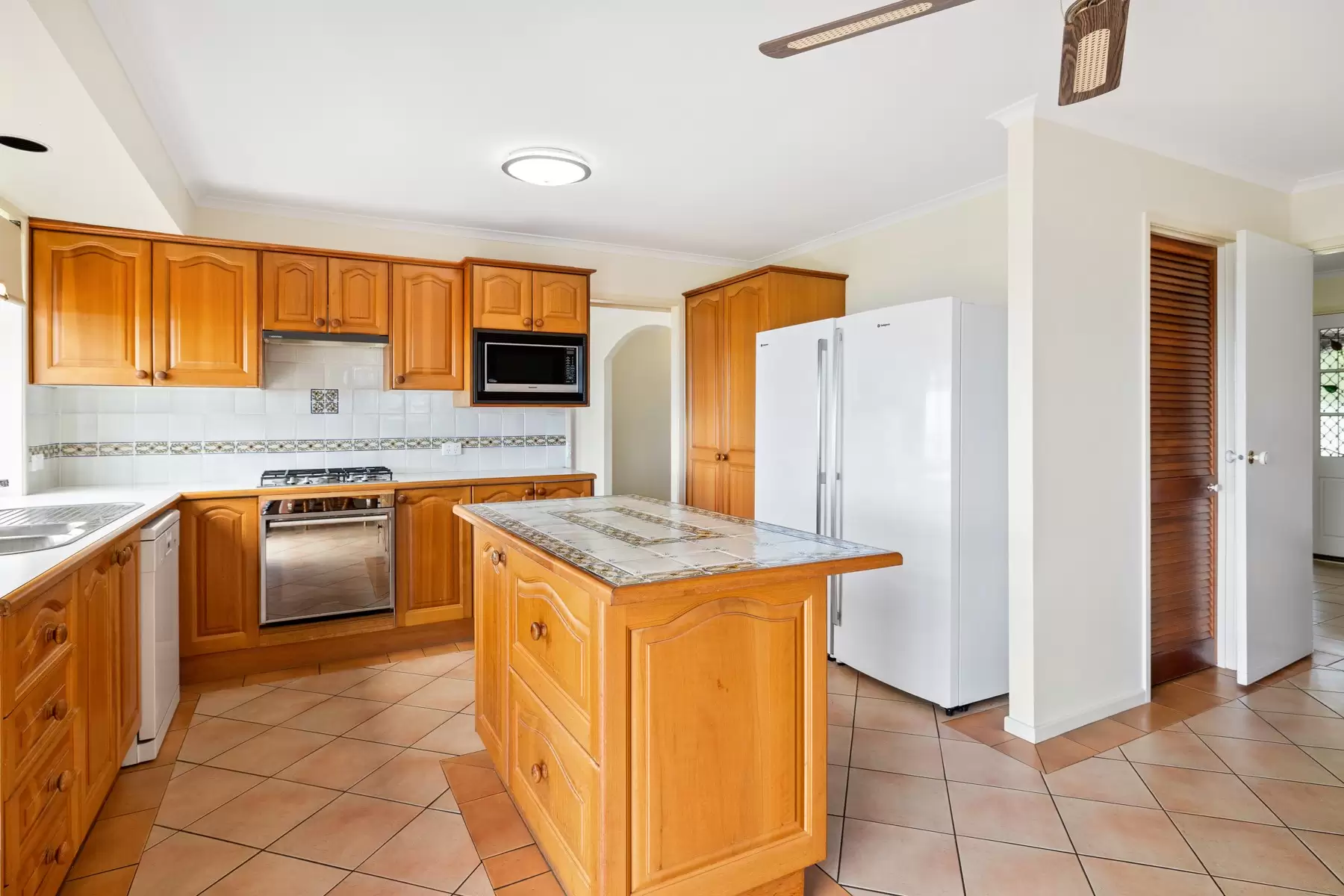 3 Sturgeon Street, Ormiston Sold by Queensland Sotheby's International Realty - image 1