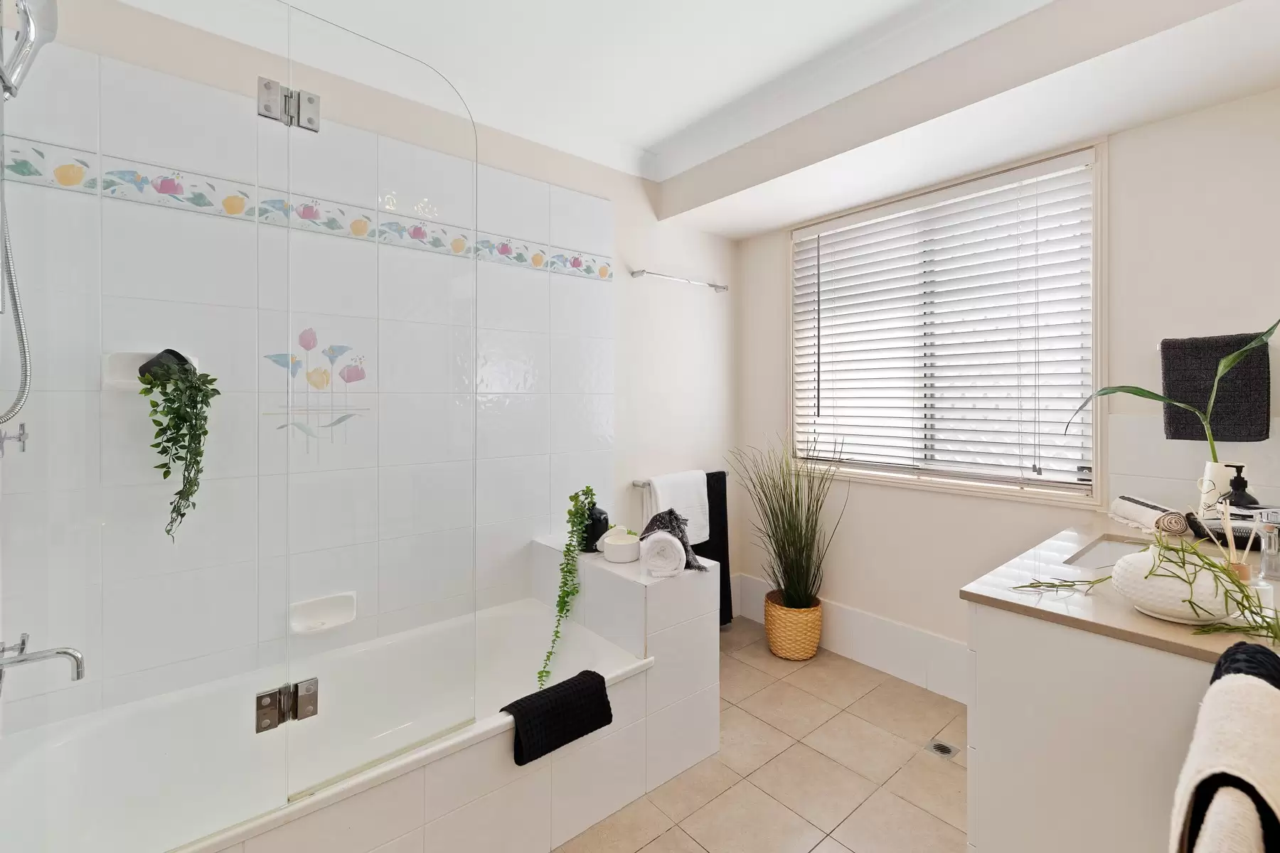 6 Piermont Place, Raby Bay Sold by Queensland Sotheby's International Realty - image 1