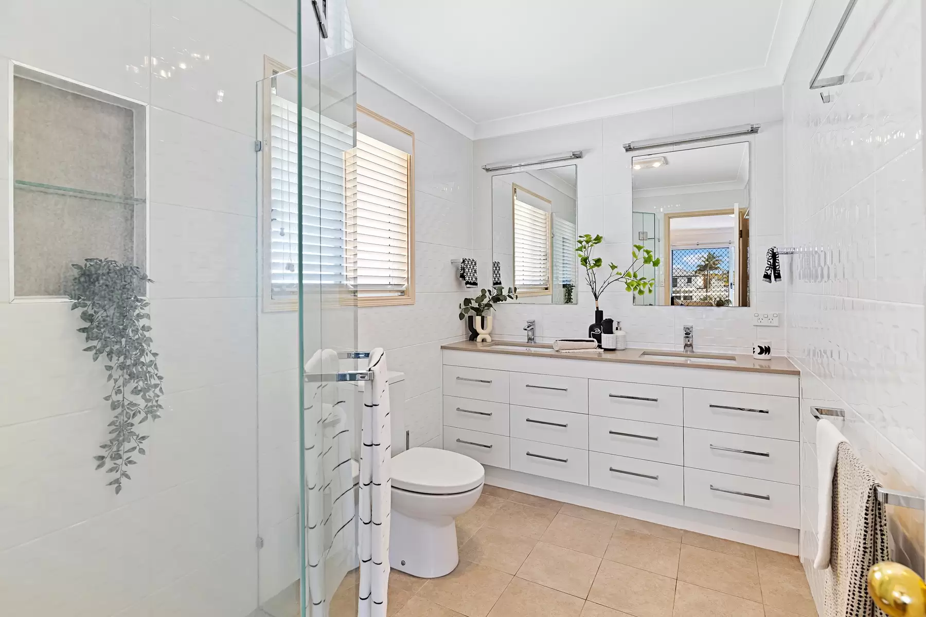 6 Piermont Place, Raby Bay Sold by Queensland Sotheby's International Realty - image 1