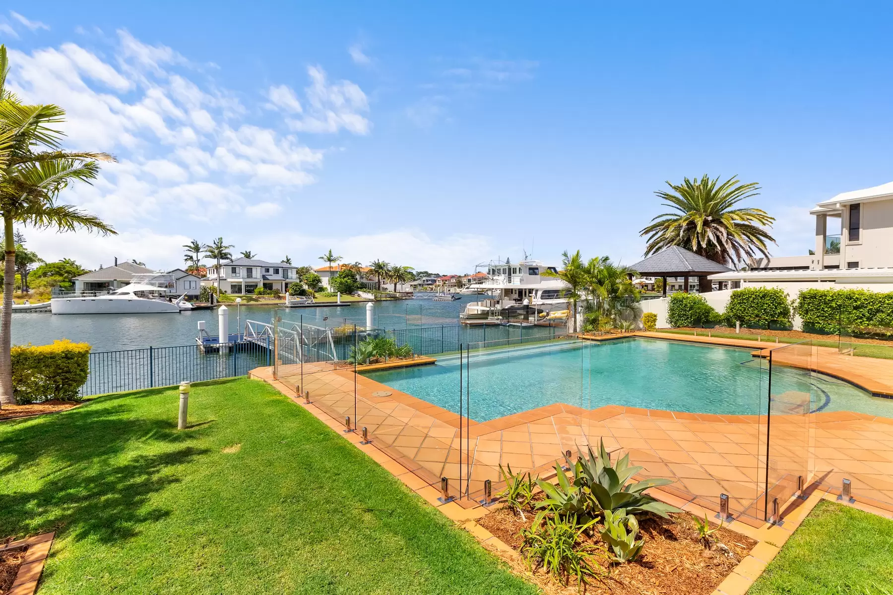6 Piermont Place, Raby Bay Sold by Queensland Sotheby's International Realty - image 1