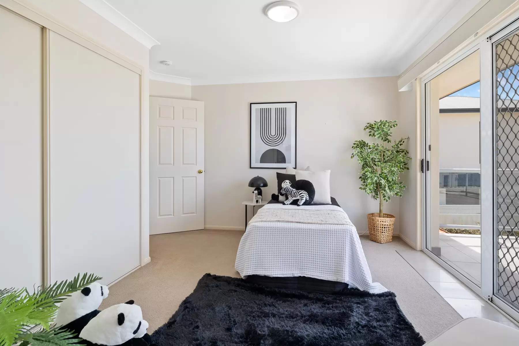 6 Piermont Place, Raby Bay Sold by Queensland Sotheby's International Realty - image 1
