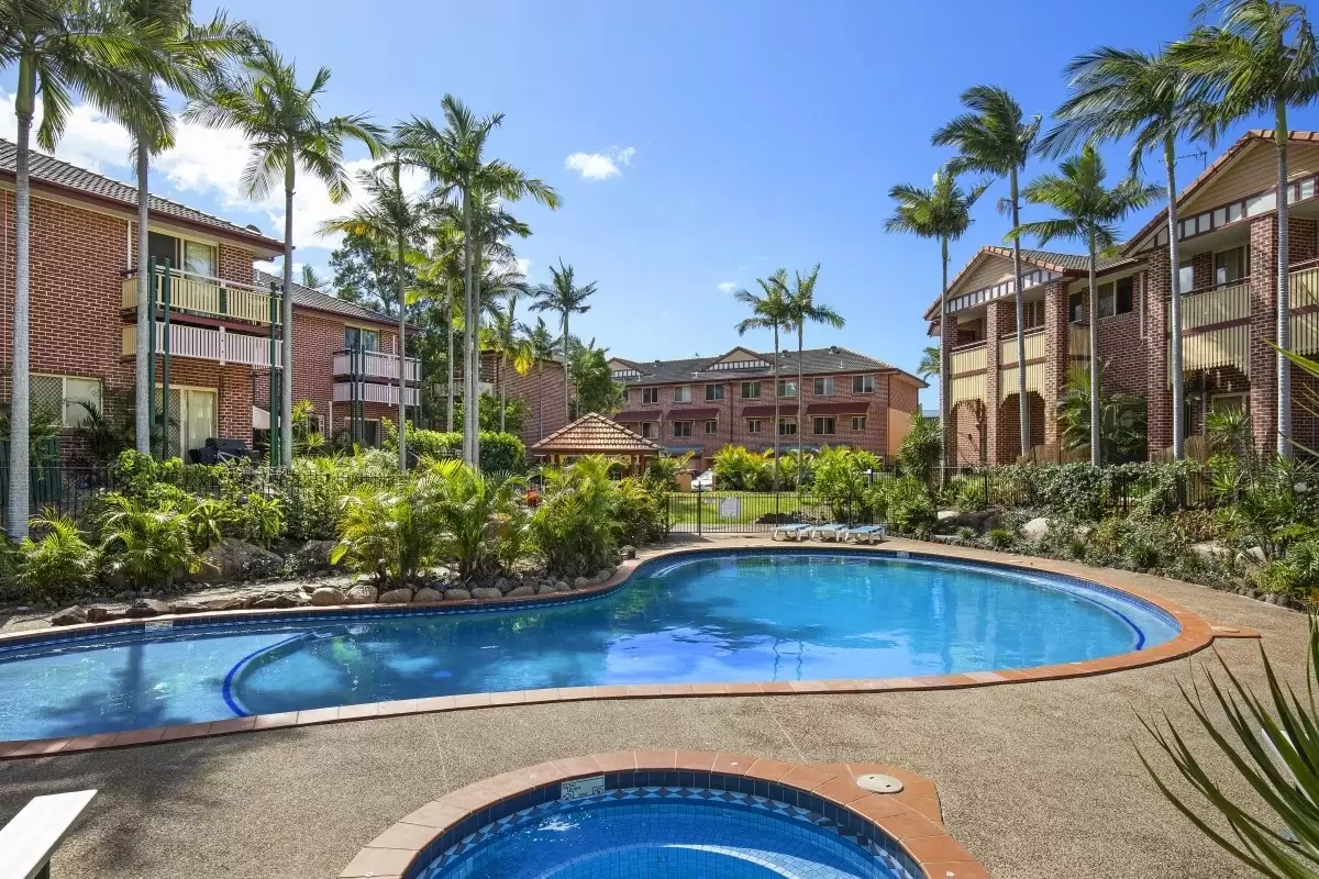 90/100 Racecourse Drive, Bundall Sold by  - image 1