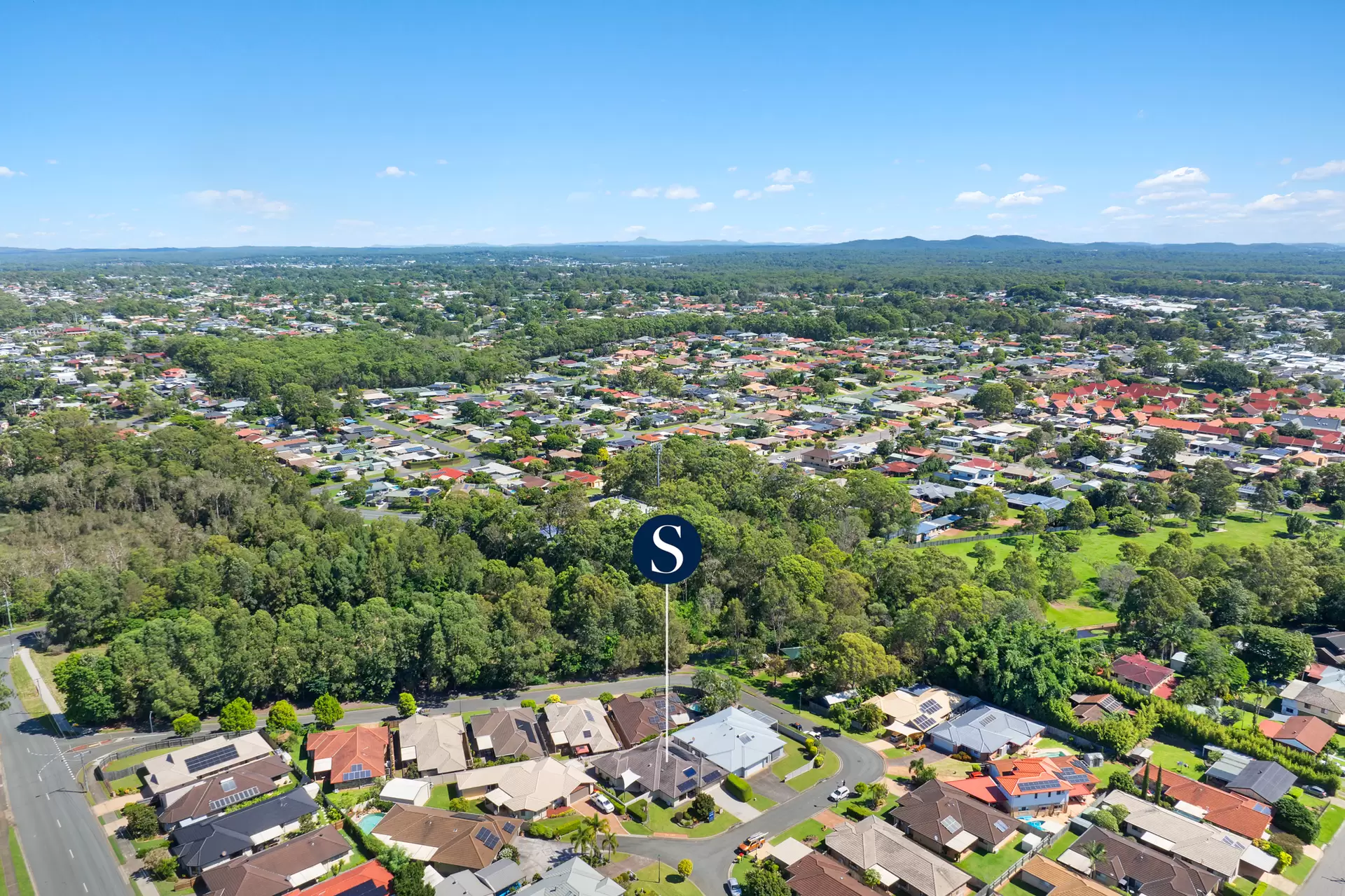 19 Bryce Place, Birkdale Sold by Queensland Sotheby's International Realty - image 1