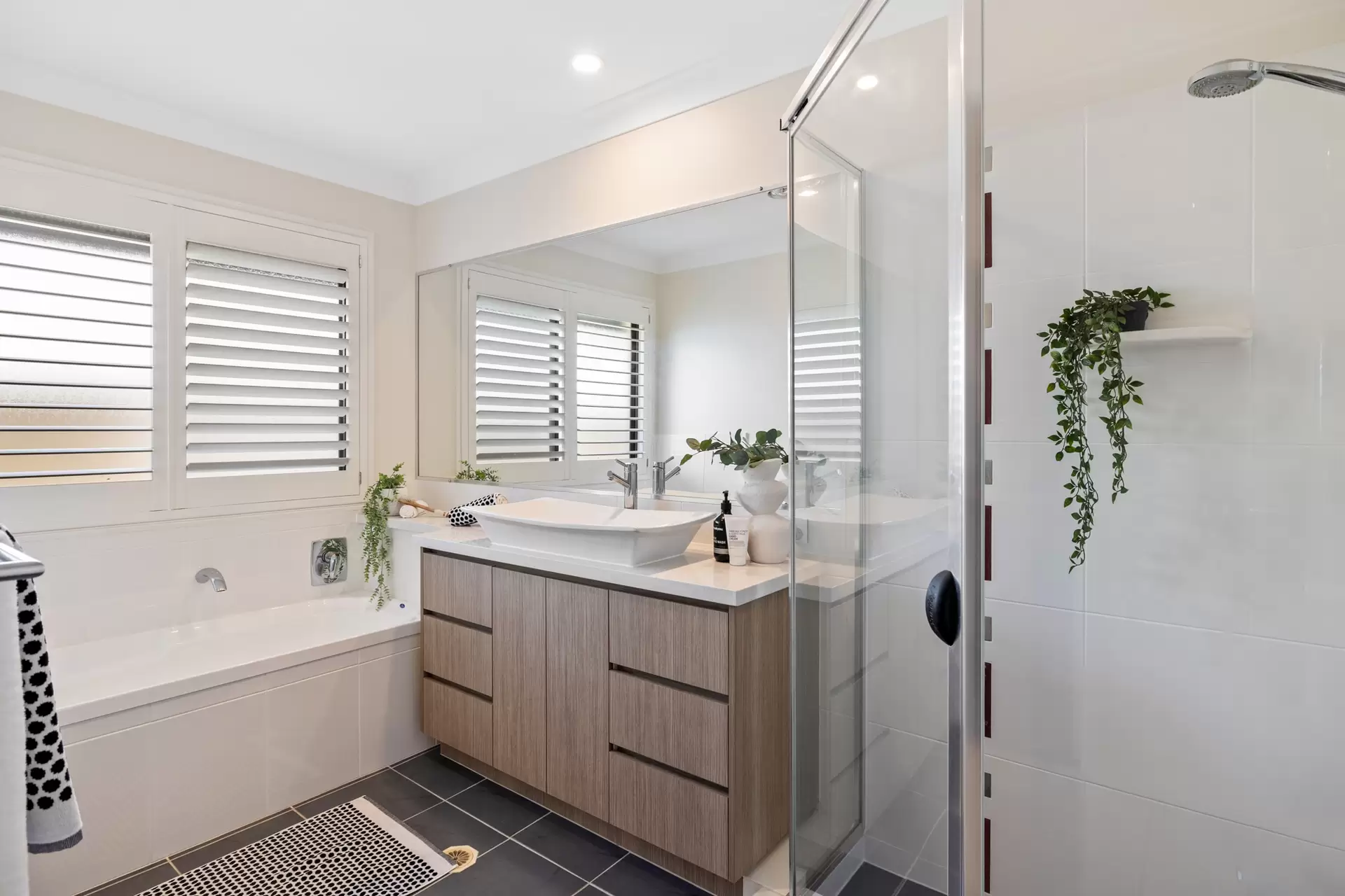 19 Bryce Place, Birkdale Sold by Queensland Sotheby's International Realty - image 1