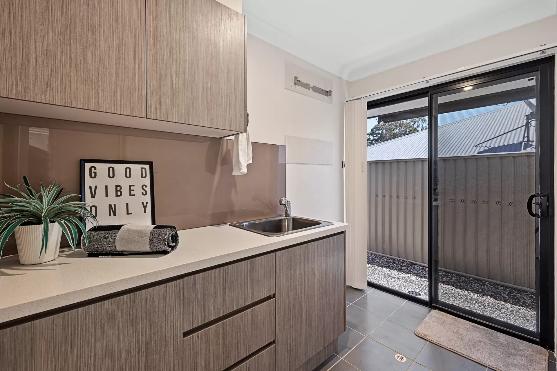 19 Bryce Place, Birkdale Sold by Queensland Sotheby's International Realty - image 1
