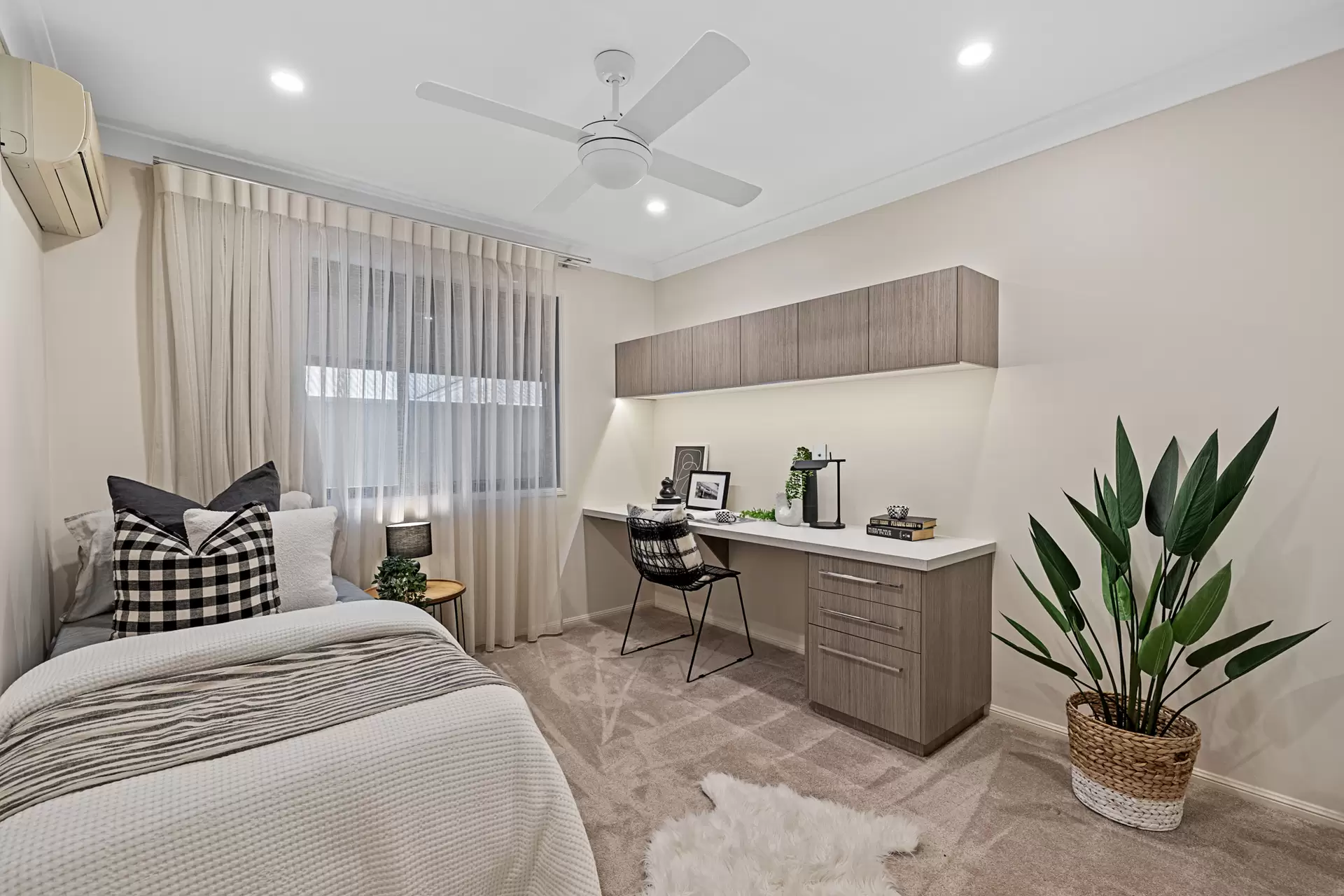 19 Bryce Place, Birkdale Sold by Queensland Sotheby's International Realty - image 1