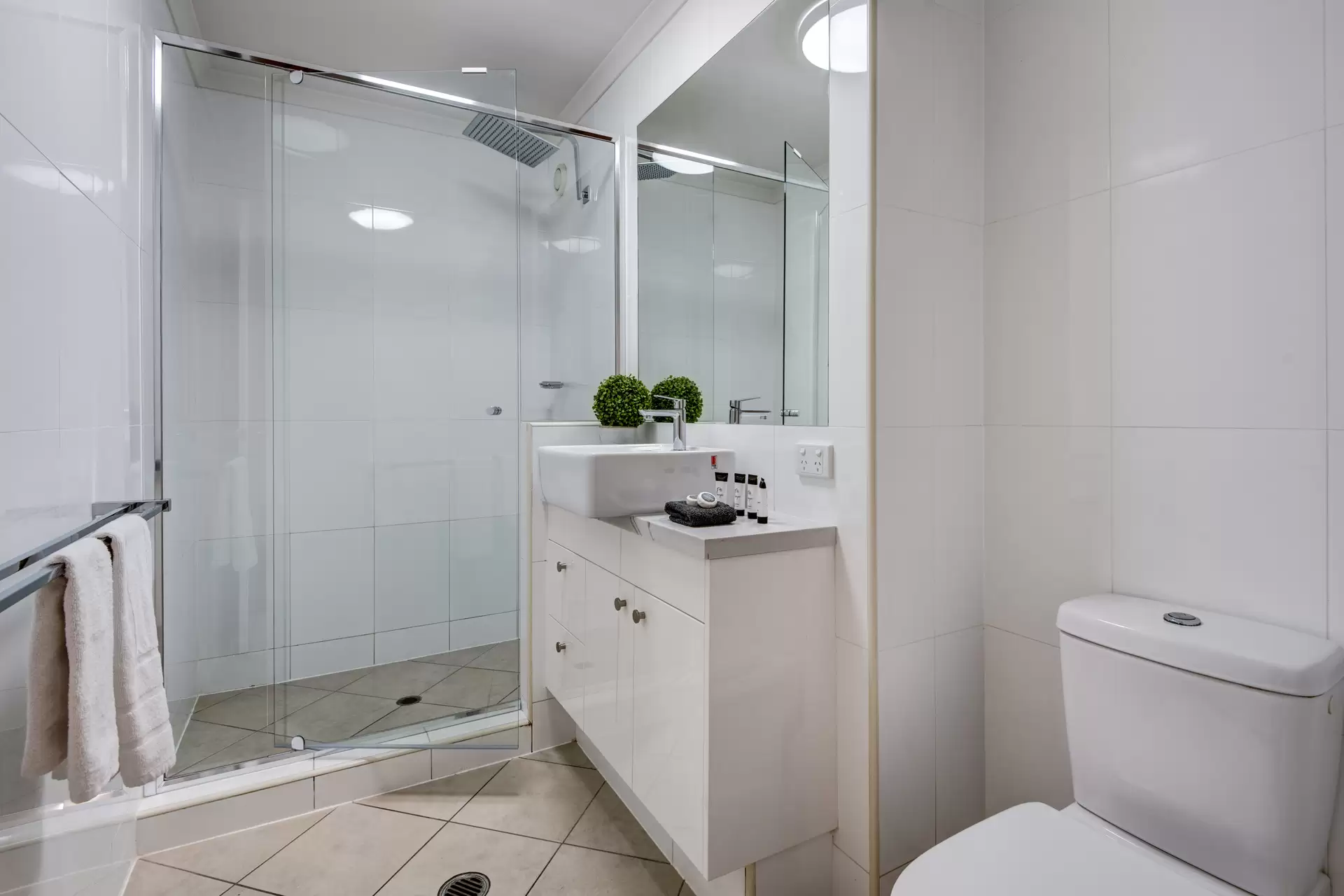 31/5 Acacia Drive, Hamilton Island Sold by Queensland Sotheby's International Realty - image 1