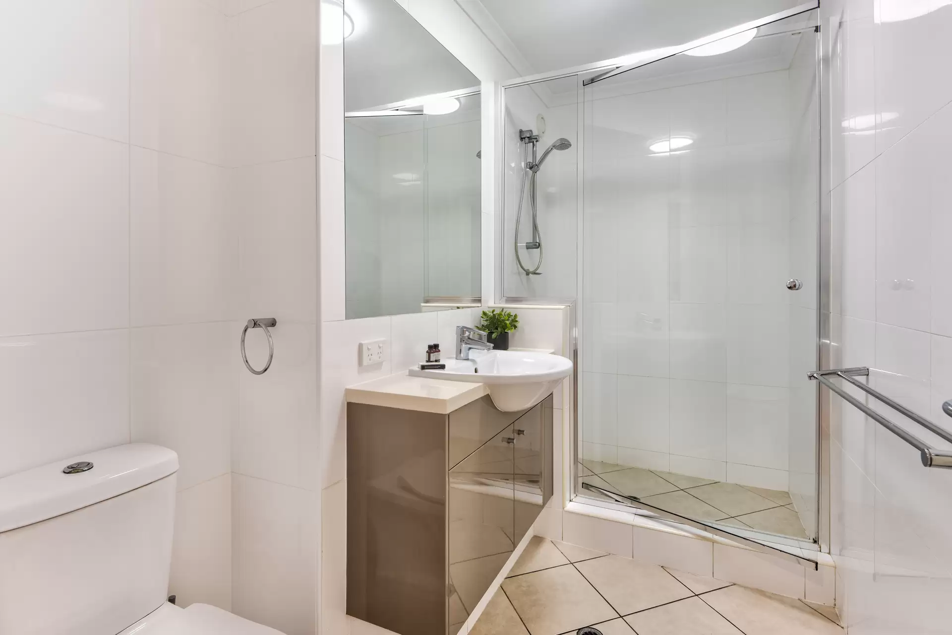 6/5 Acacia Drive, Hamilton Island Sold by Queensland Sotheby's International Realty - image 1