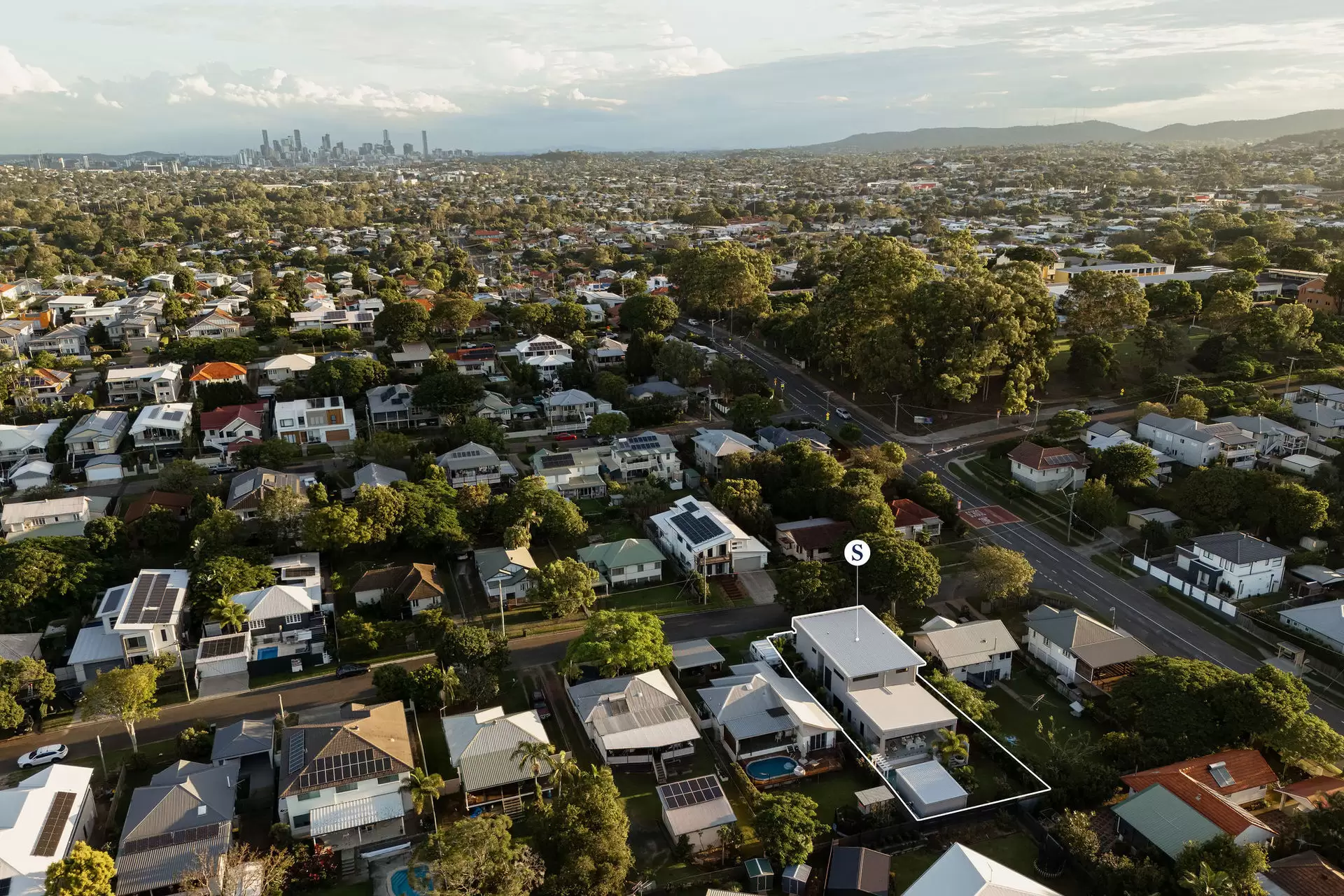 6 Wirega Street, Wavell Heights Sold by Queensland Sotheby's International Realty - image 1