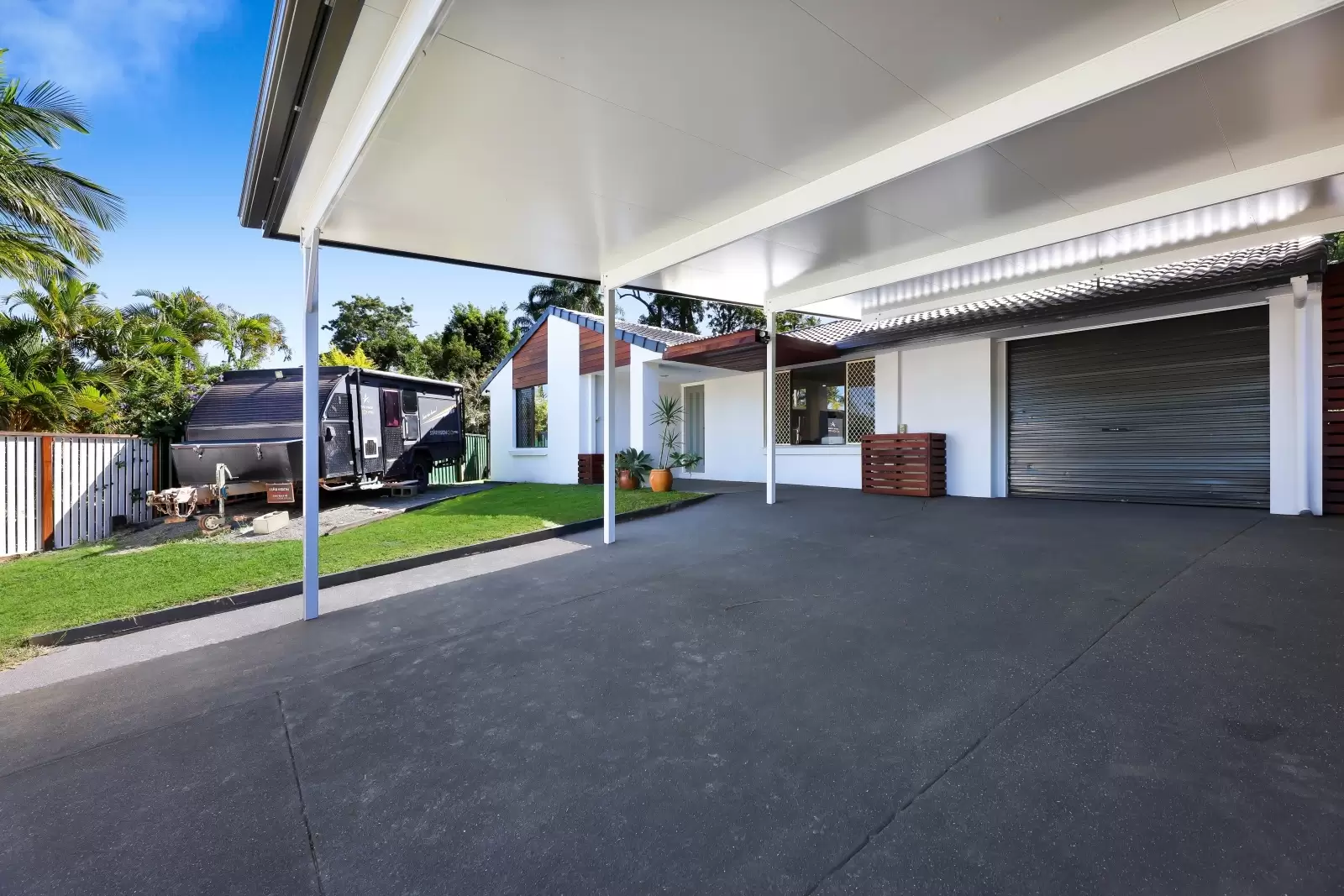 11 Kiowa Drive, Mudgeeraba Sold by Queensland Sotheby's International Realty - image 1