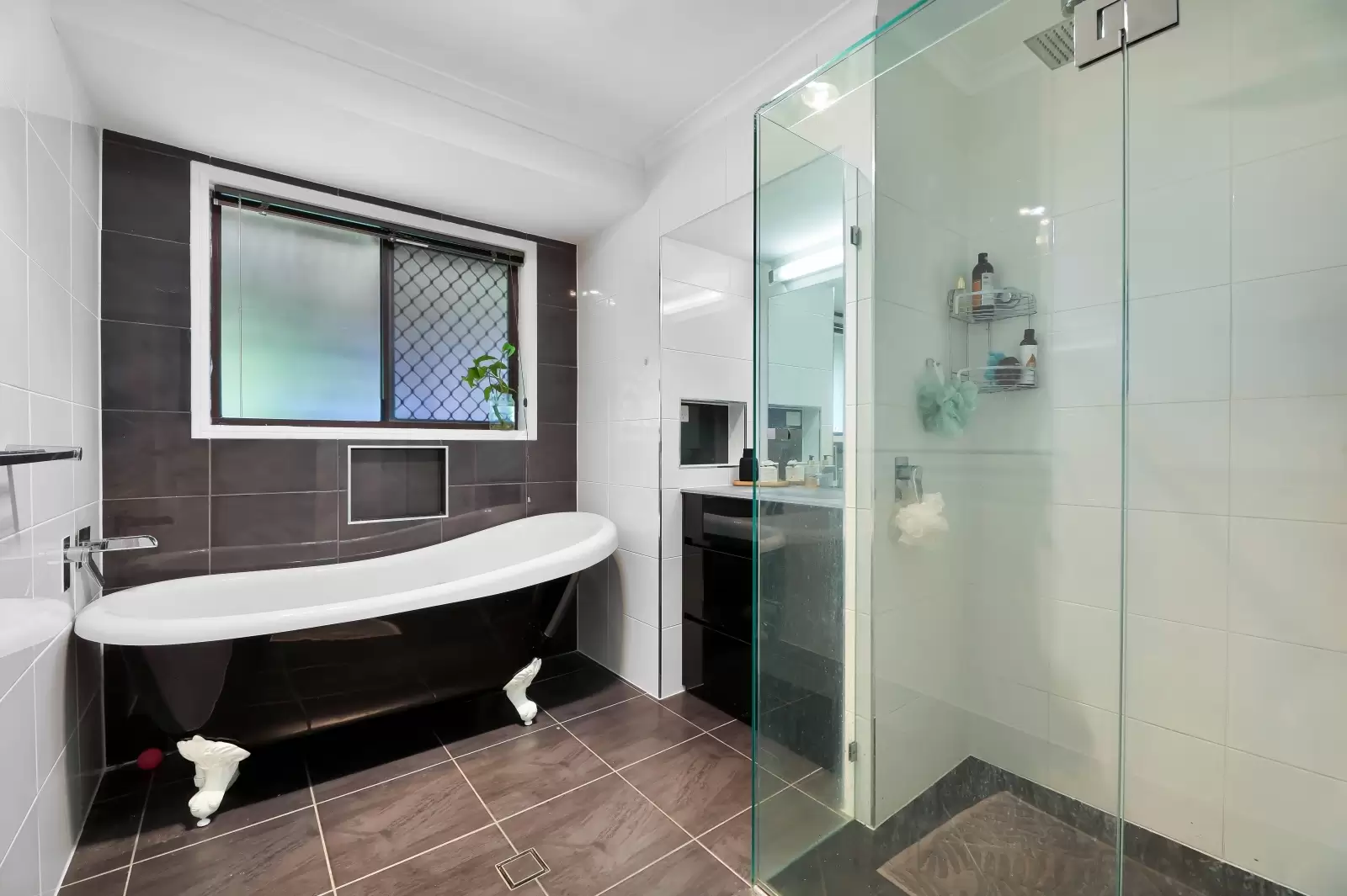11 Kiowa Drive, Mudgeeraba Sold by  - image 1