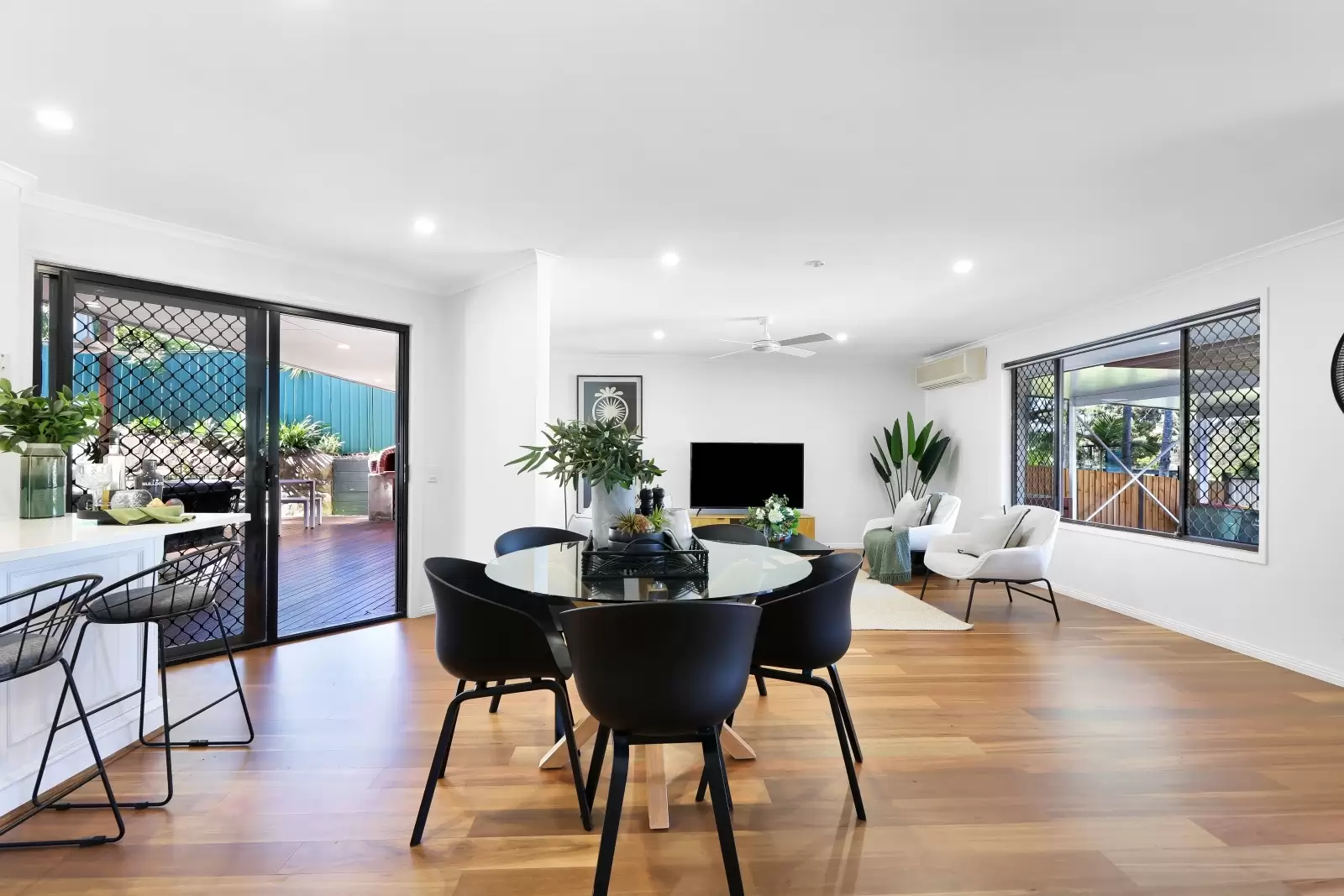 11 Kiowa Drive, Mudgeeraba Sold by  - image 1
