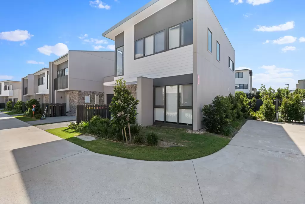 17/191 Marina Quays Boulevard, Hope Island For Sale by Queensland Sotheby's International Realty