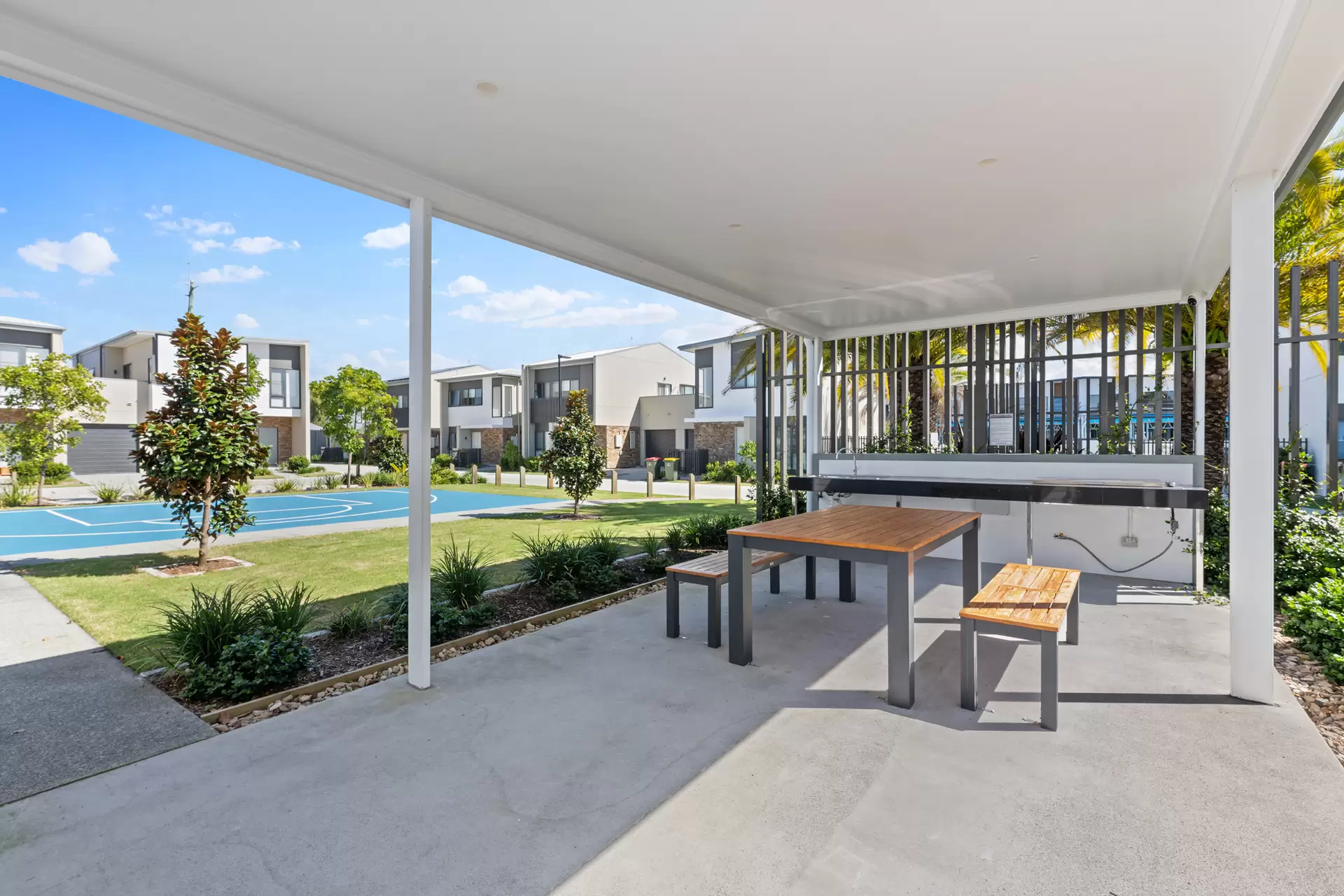 17/191 Marina Quays Boulevard, Hope Island For Sale by Queensland Sotheby's International Realty - image 1