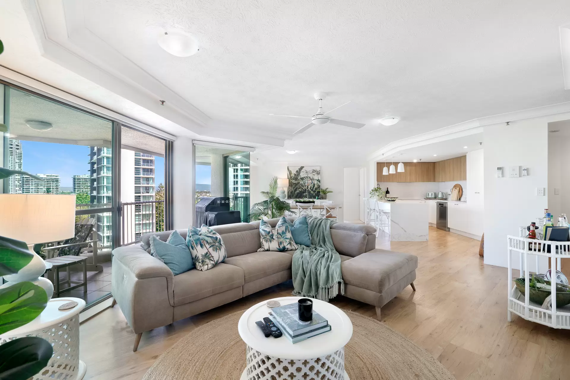 19/20 Cronin Avenue, Main Beach Sold by  - image 1