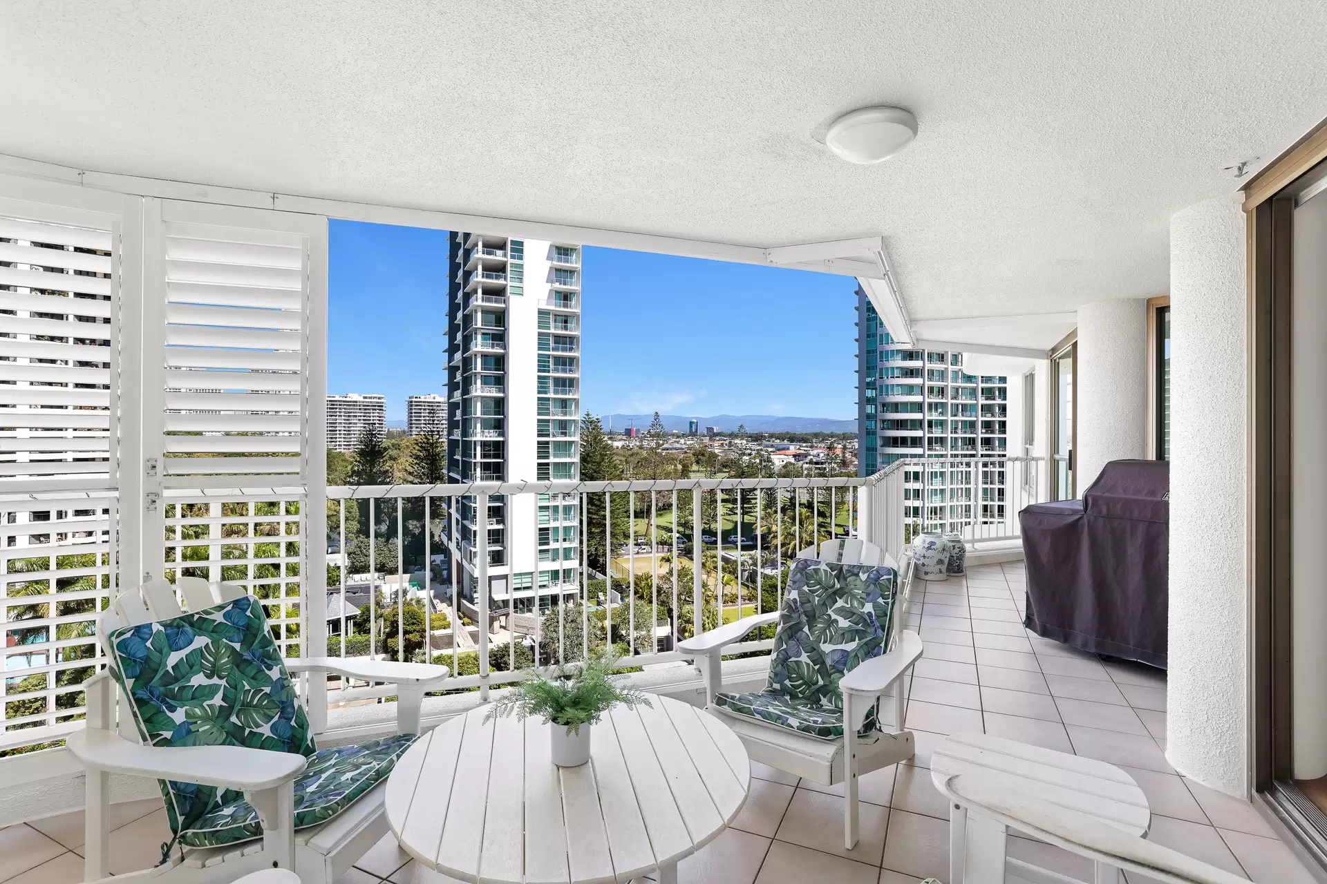 19/20 Cronin Avenue, Main Beach Sold by  - image 1