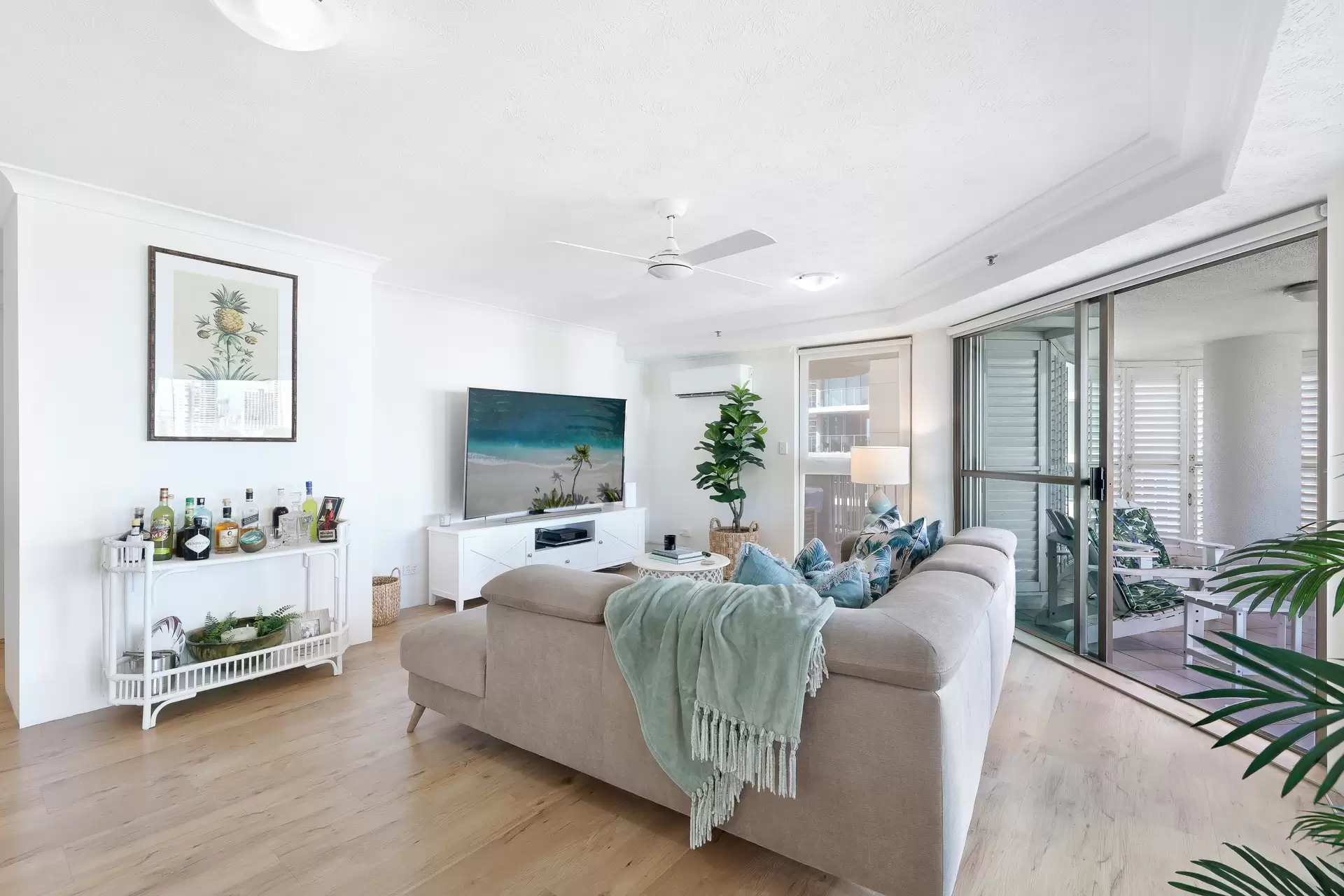 19/20 Cronin Avenue, Main Beach Sold by  - image 1