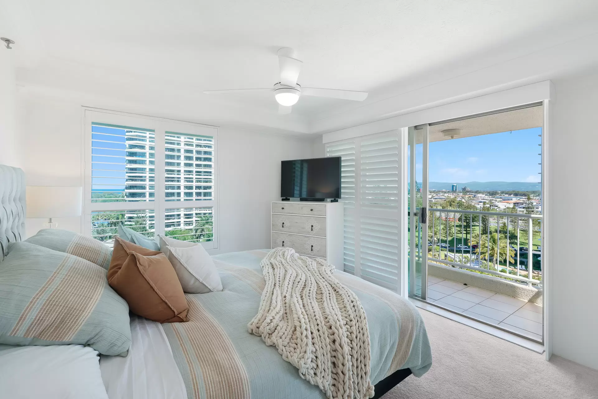 19/20 Cronin Avenue, Main Beach Sold by Queensland Sotheby's International Realty - image 1
