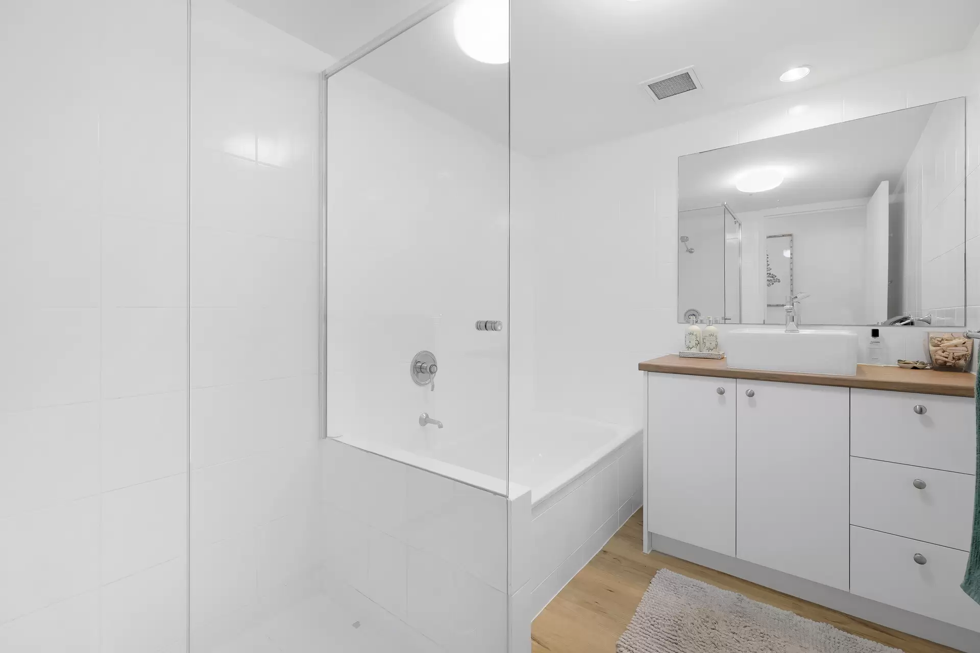 19/20 Cronin Avenue, Main Beach Sold by Queensland Sotheby's International Realty - image 1
