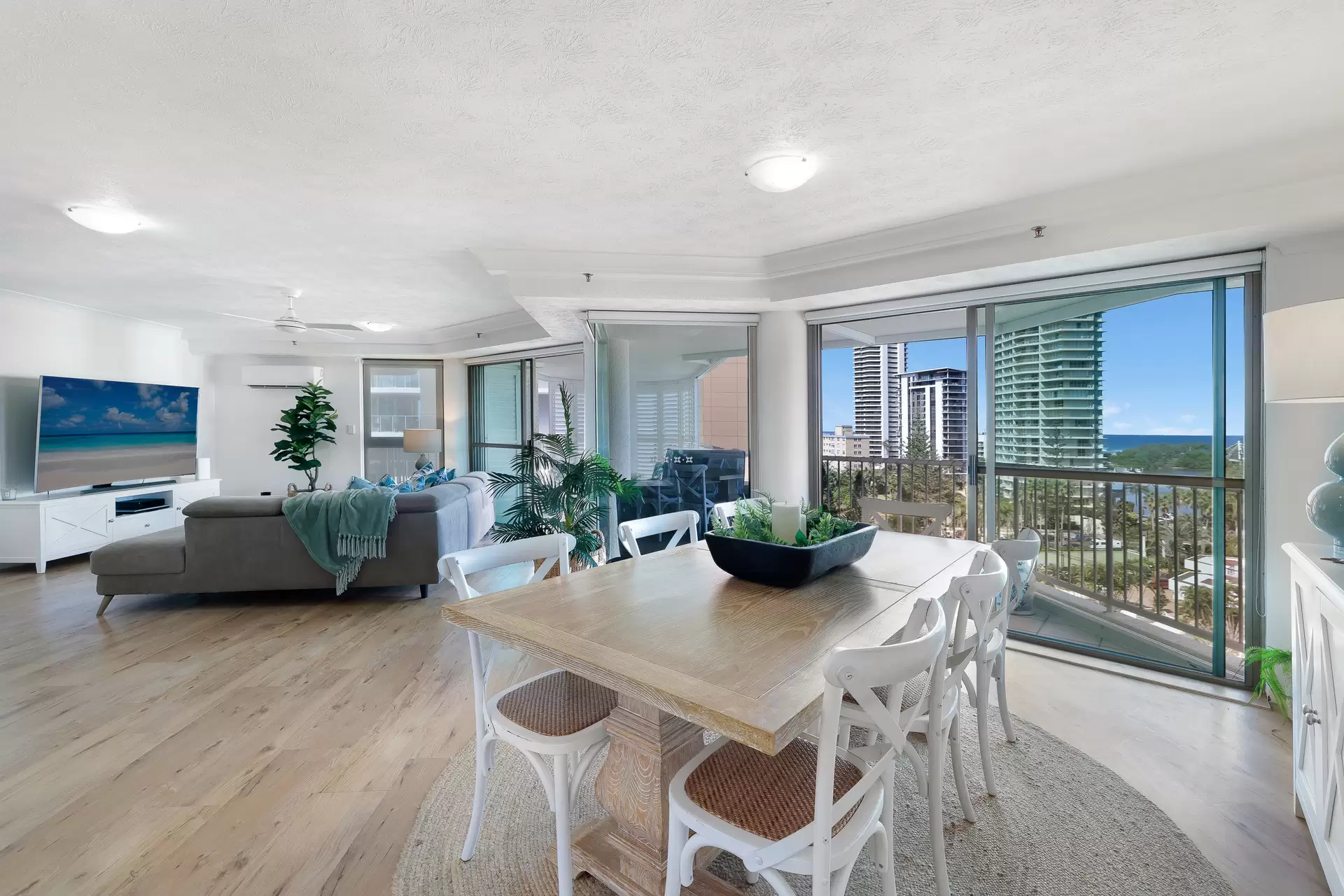 19/20 Cronin Avenue, Main Beach Sold by  - image 1