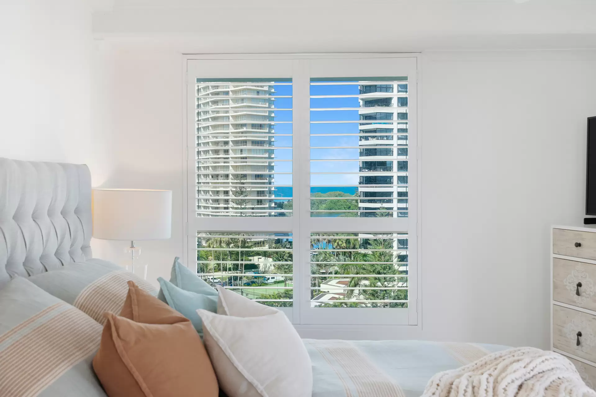 19/20 Cronin Avenue, Main Beach Sold by Queensland Sotheby's International Realty - image 1