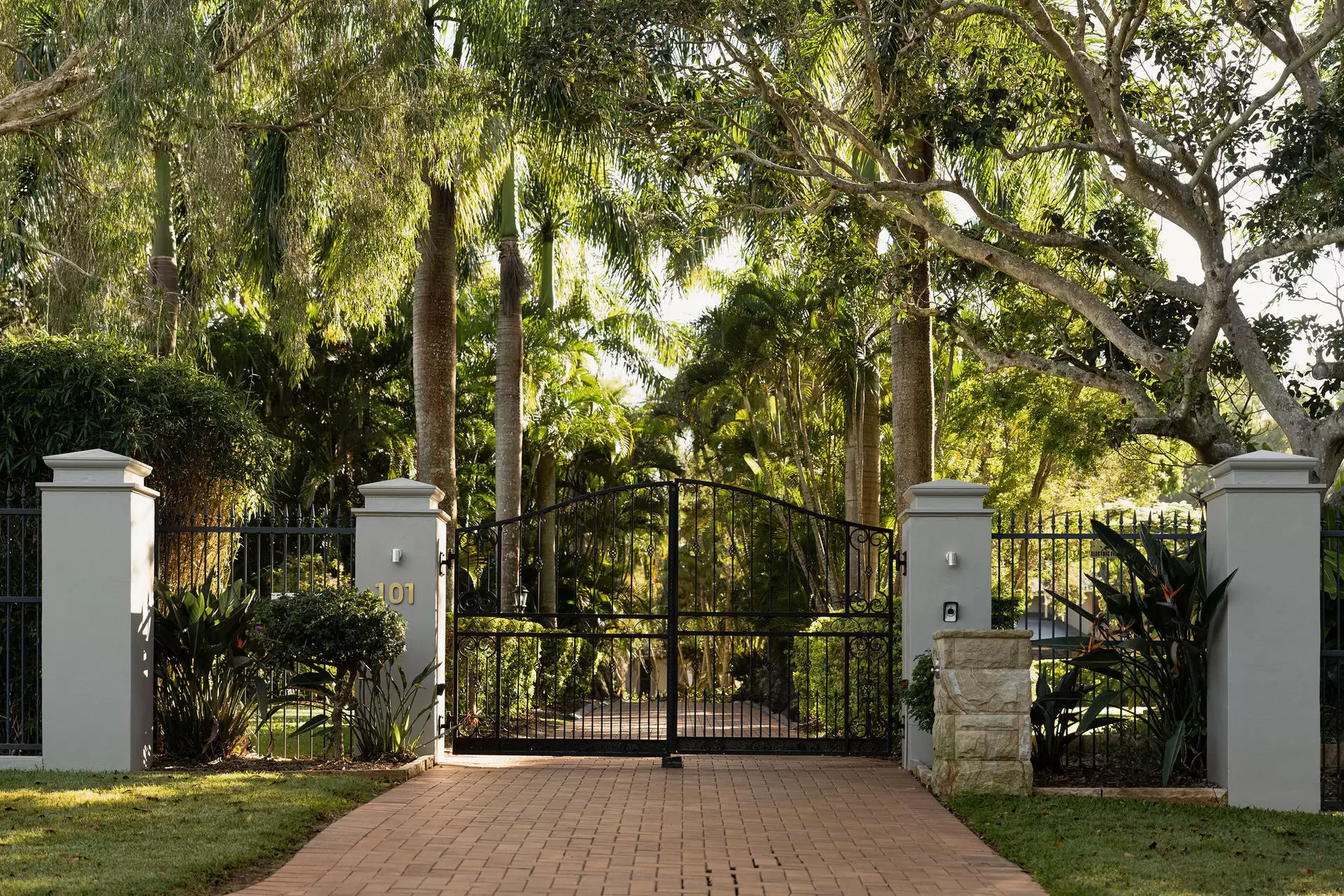 101 Geldart Road, Chandler Sold by Queensland Sotheby's International Realty - image 1