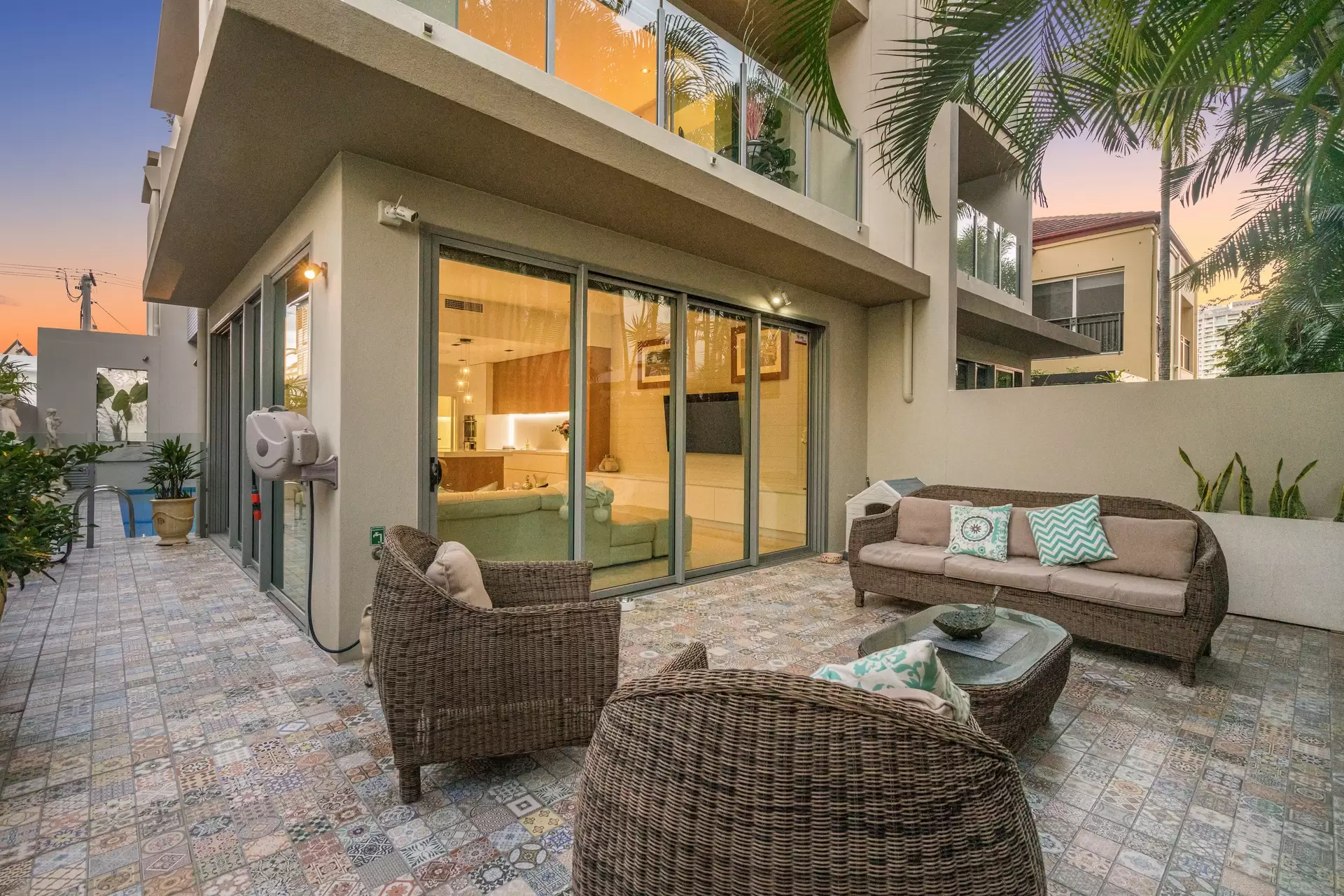 2/35 Hughes Avenue, Main Beach Sold by Queensland Sotheby's International Realty - image 1