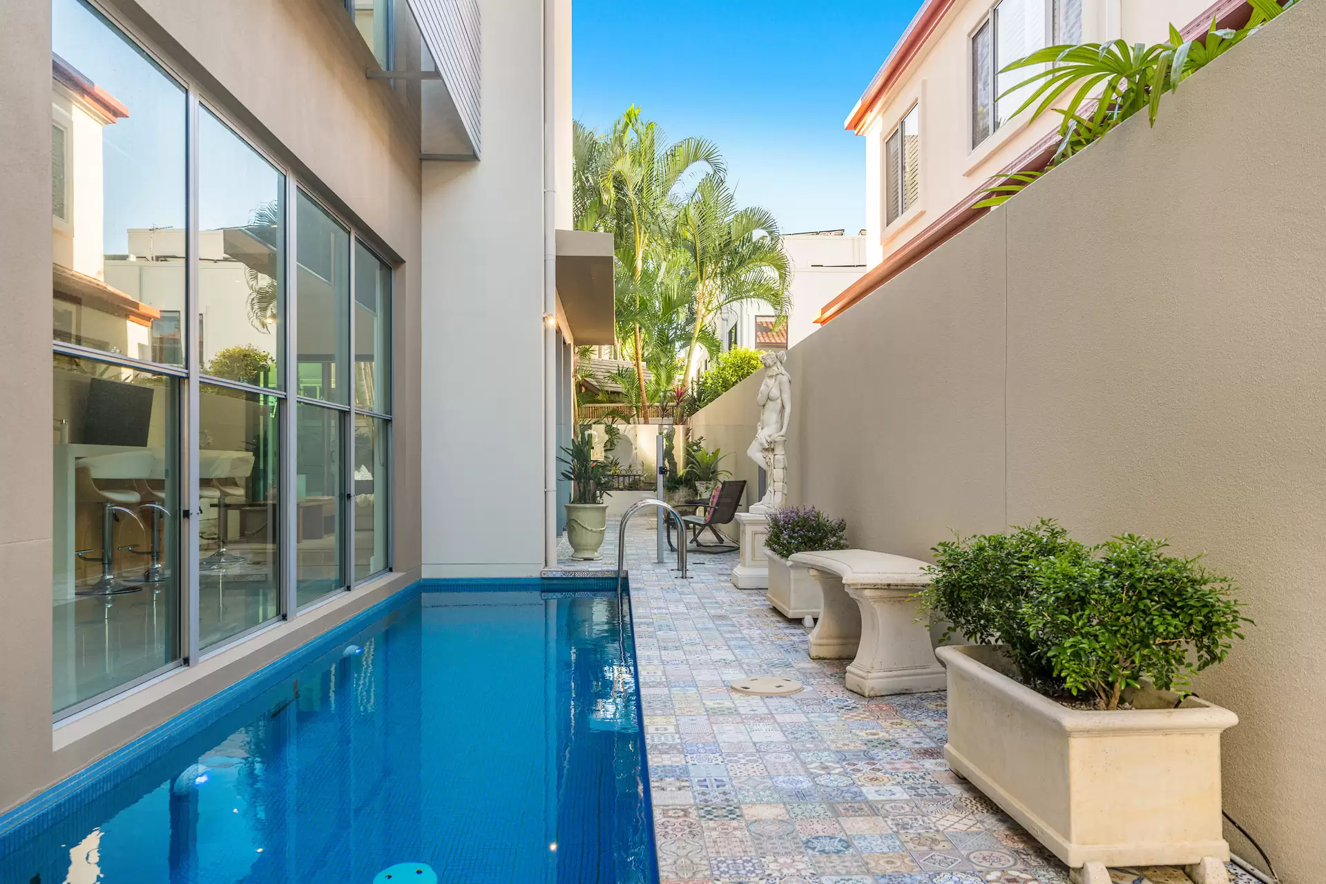 2/35 Hughes Avenue, Main Beach Sold by Queensland Sotheby's International Realty - image 1