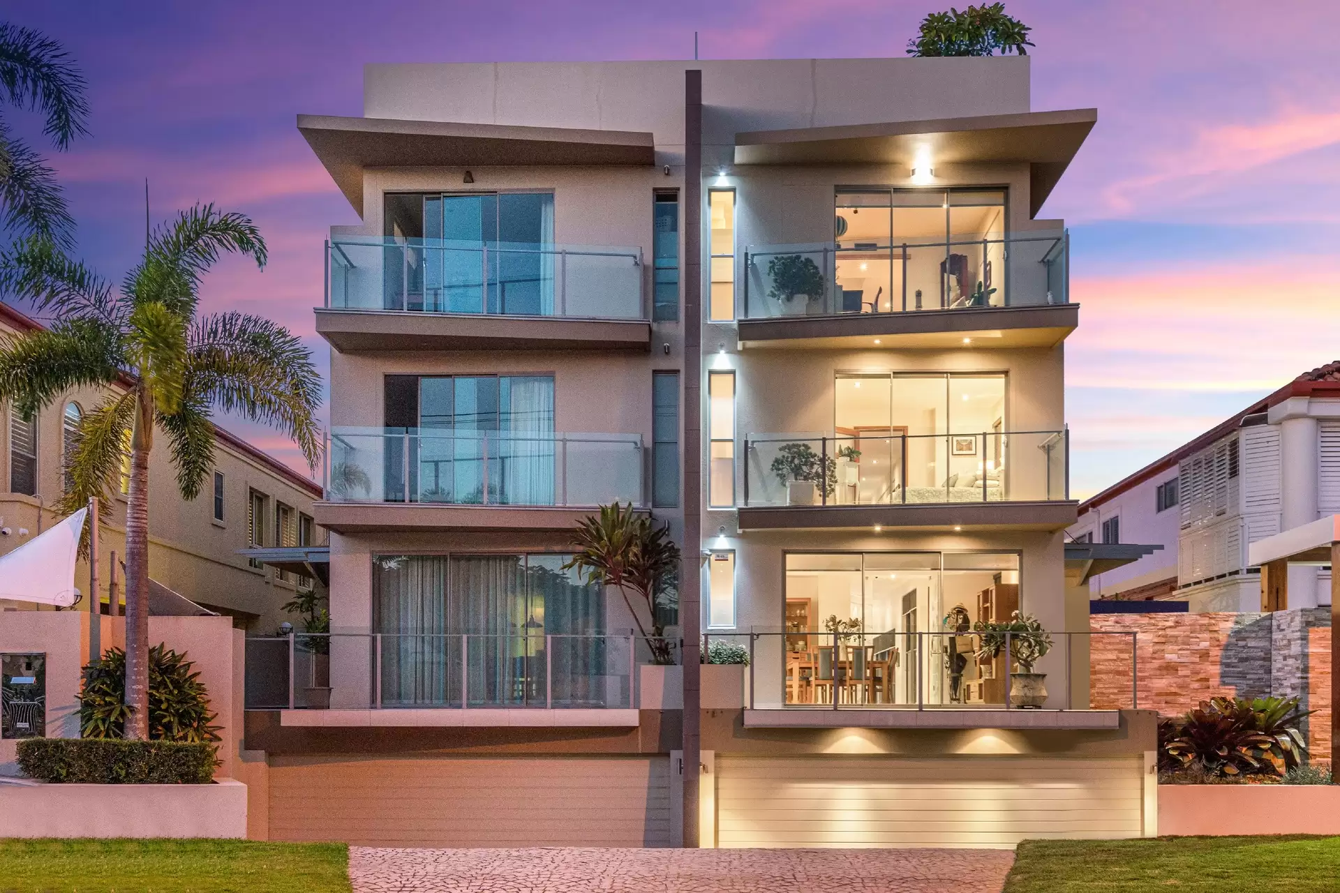 2/35 Hughes Avenue, Main Beach Sold by Queensland Sotheby's International Realty - image 1